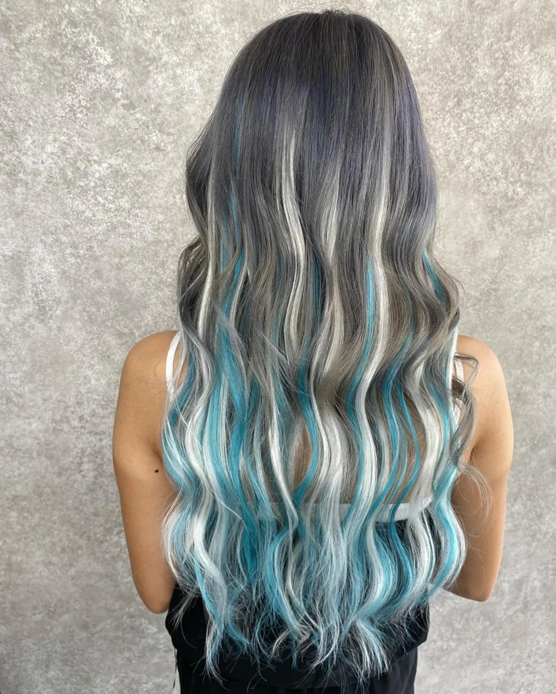 ロング カラー 編み込みエクステ シールエクステ ブルーカラー グレージュ シルバー UNDER vr 【アンダーバー】のヘアスタイル