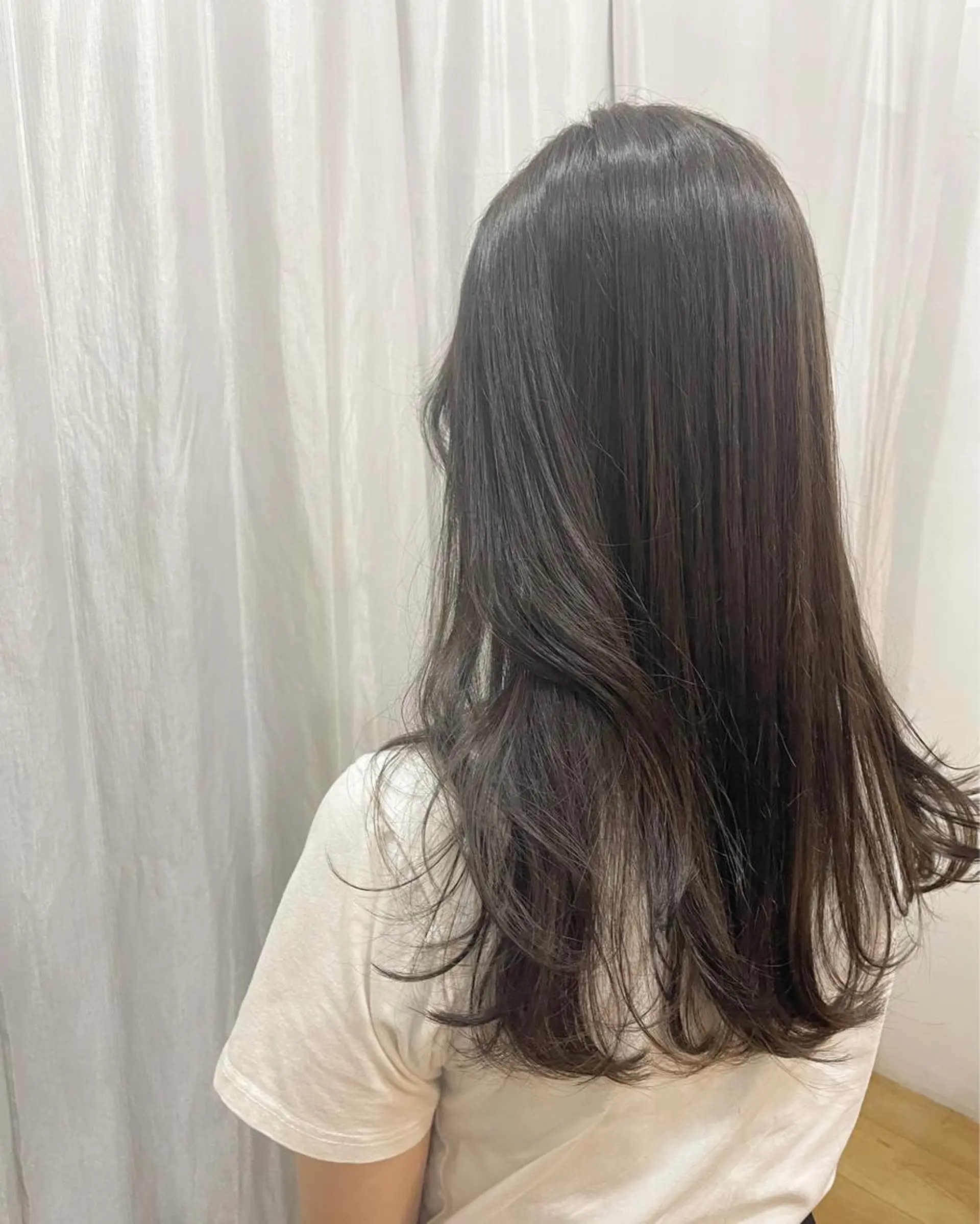 ロング カラー 透明感カラー グレージュ momoka ［pejite]のヘアスタイル