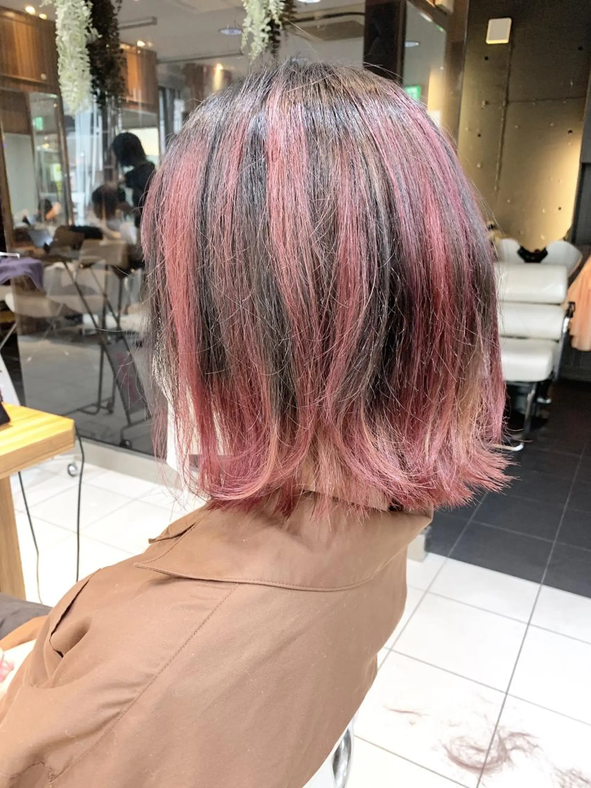 セミロング カラー パーマ ブリーチ 白髪ぼかしハイライト 柳川拓哉のヘアスタイル