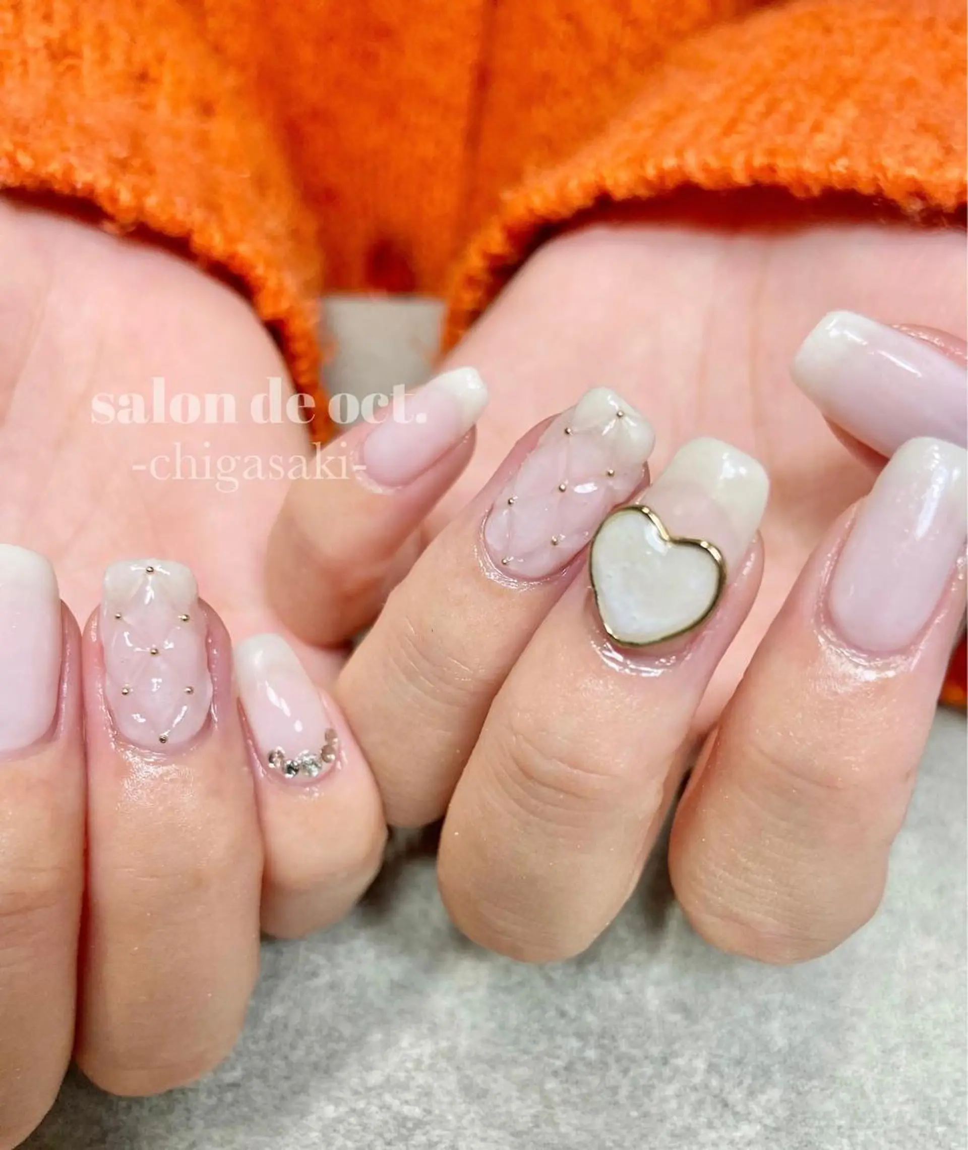 ネイル キラキラネイル ストーンネイル ワンホンネイル ホワイト salon de oct.のネイルデザイン