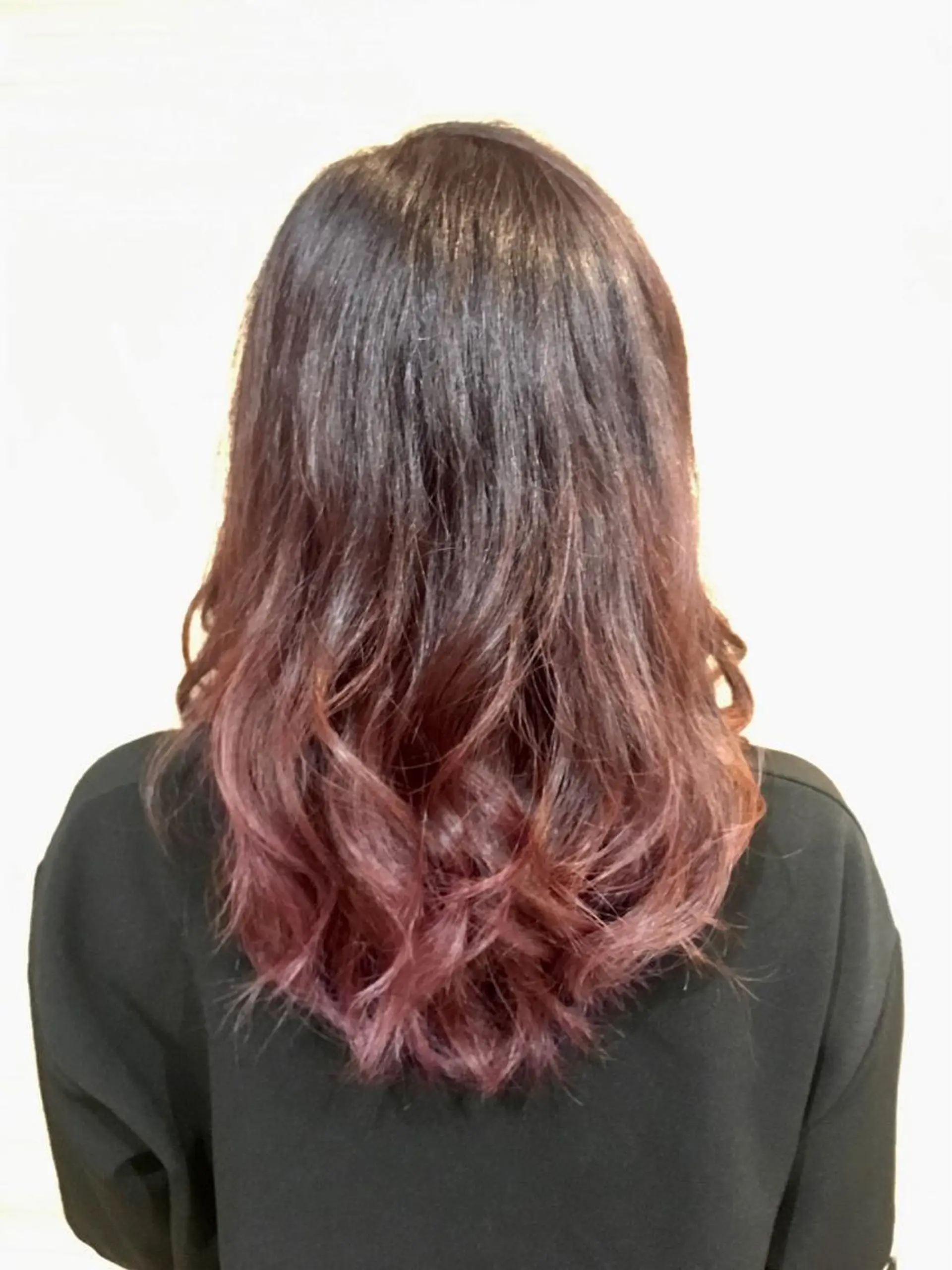 ミディアム カラー グラデーションカラー ピンクカラー 佐藤 結花のヘアスタイル