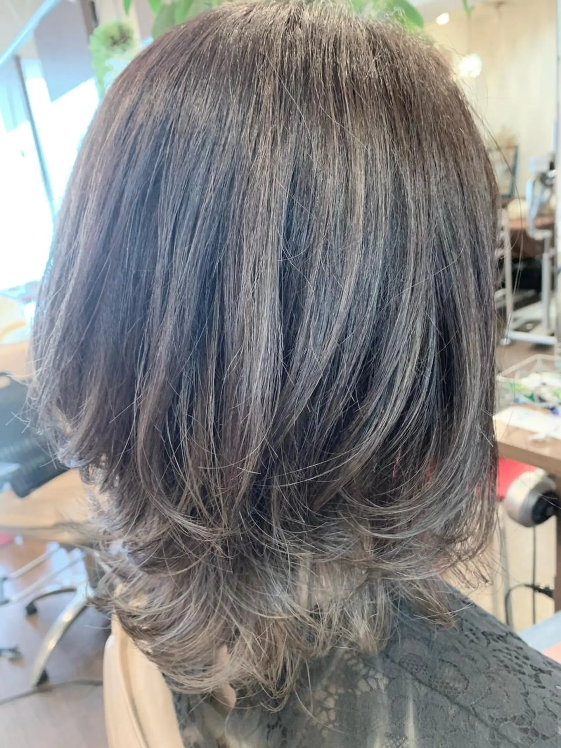 ミディアム カラー coupe ciseauxのヘアスタイル
