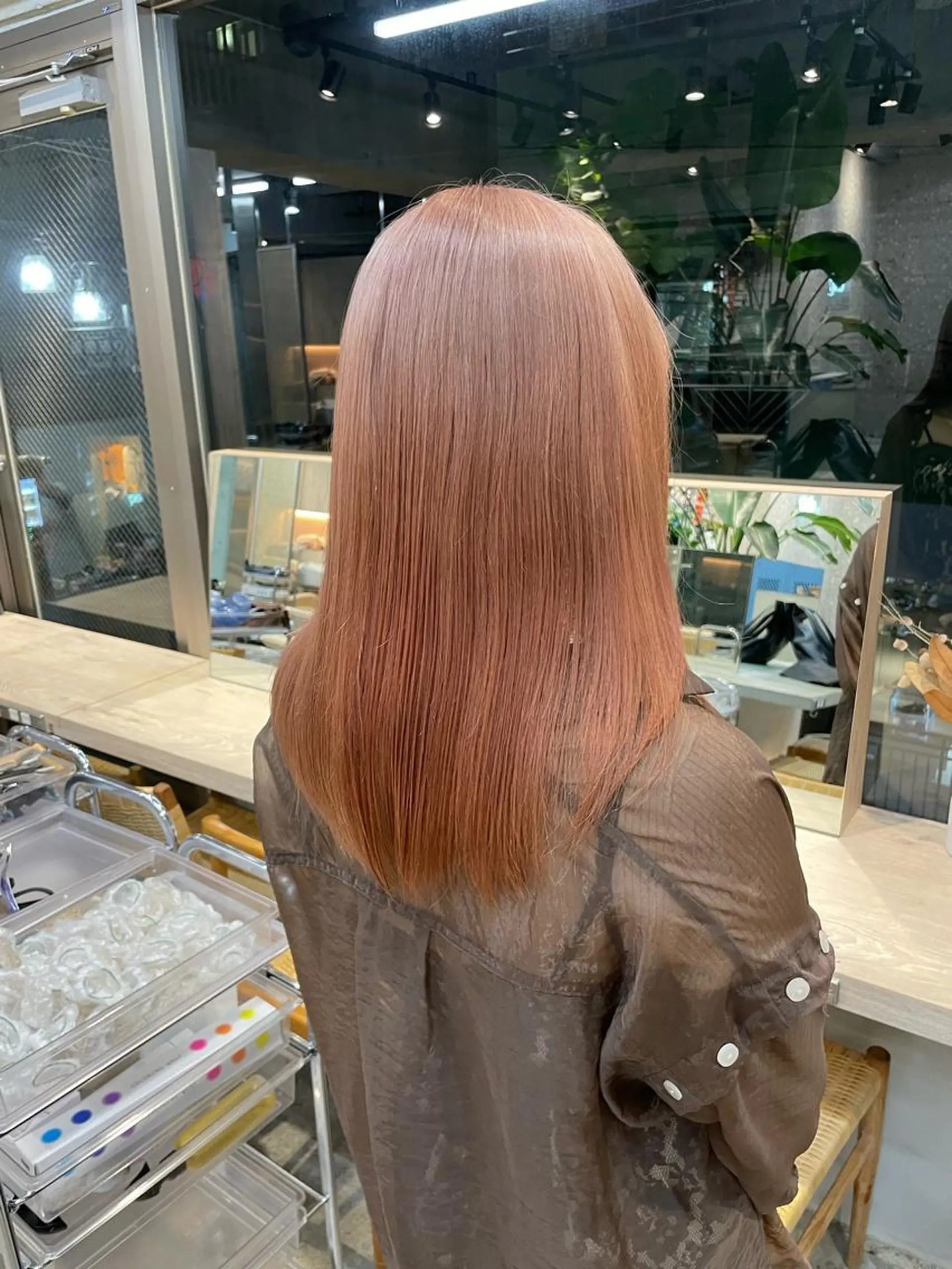 ロング カラー ネイル マツエク・マツパ アイブロウ ⭐ハイトーンブリーチ ミルクティーピンクのヘアスタイル