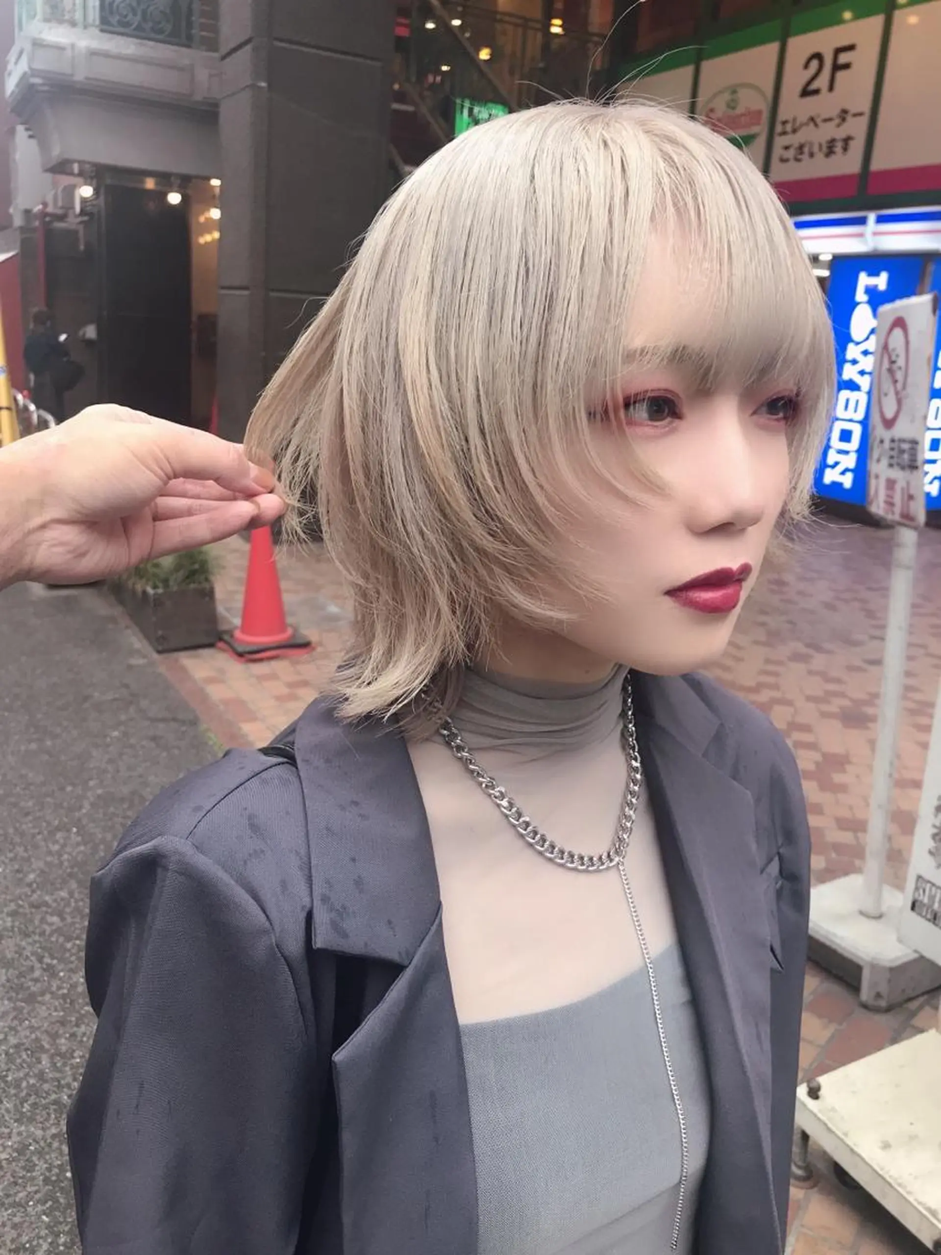 ミディアム カラー ベージュカラー ホワイトベージュ ボブ ウルフカット ホワイト&レイヤーカ ットエクステ長畠俊輔のヘアスタイル