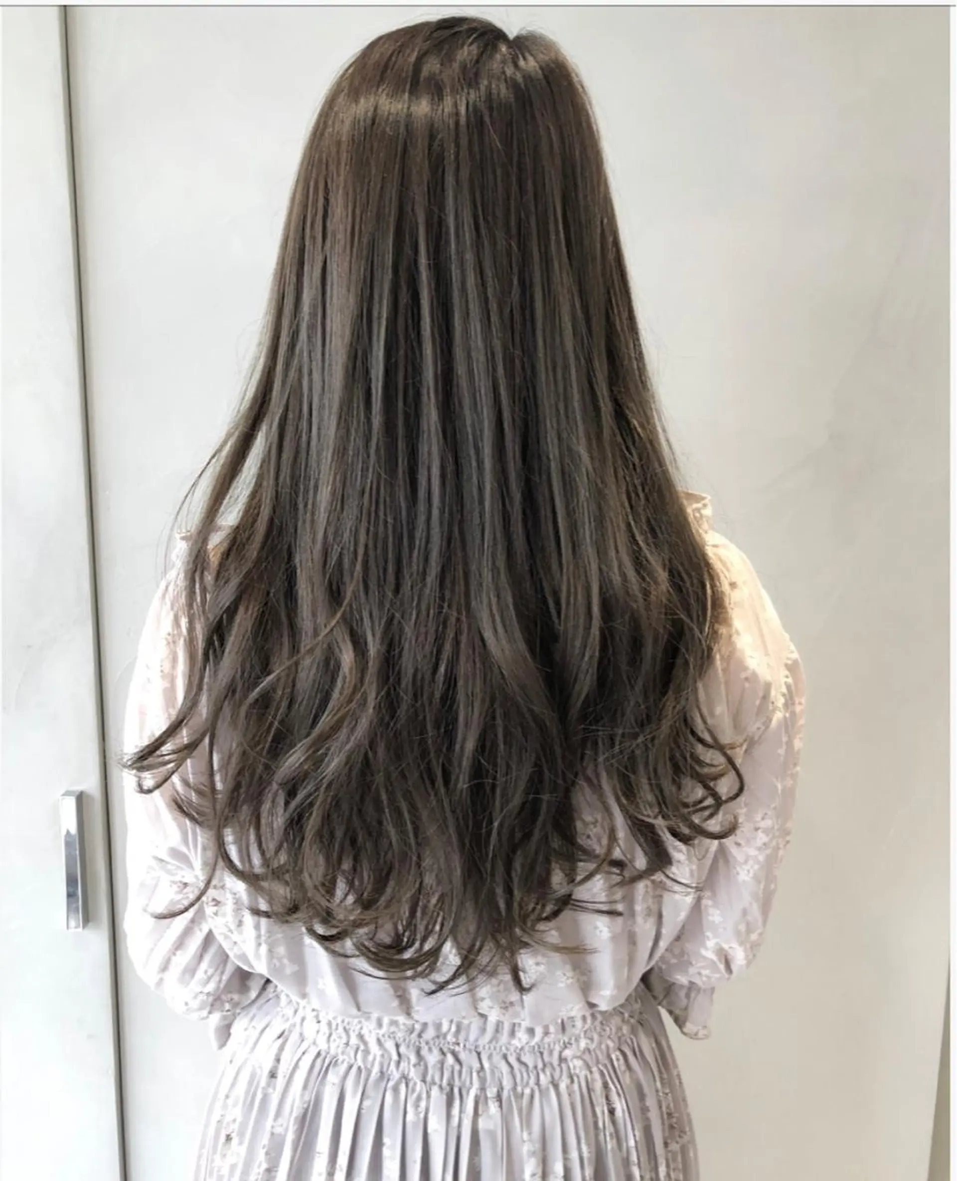 ロング カラー ブリーチ グレージュ ブリーチなしカラー ロング 竹之内 蔵人のヘアスタイル