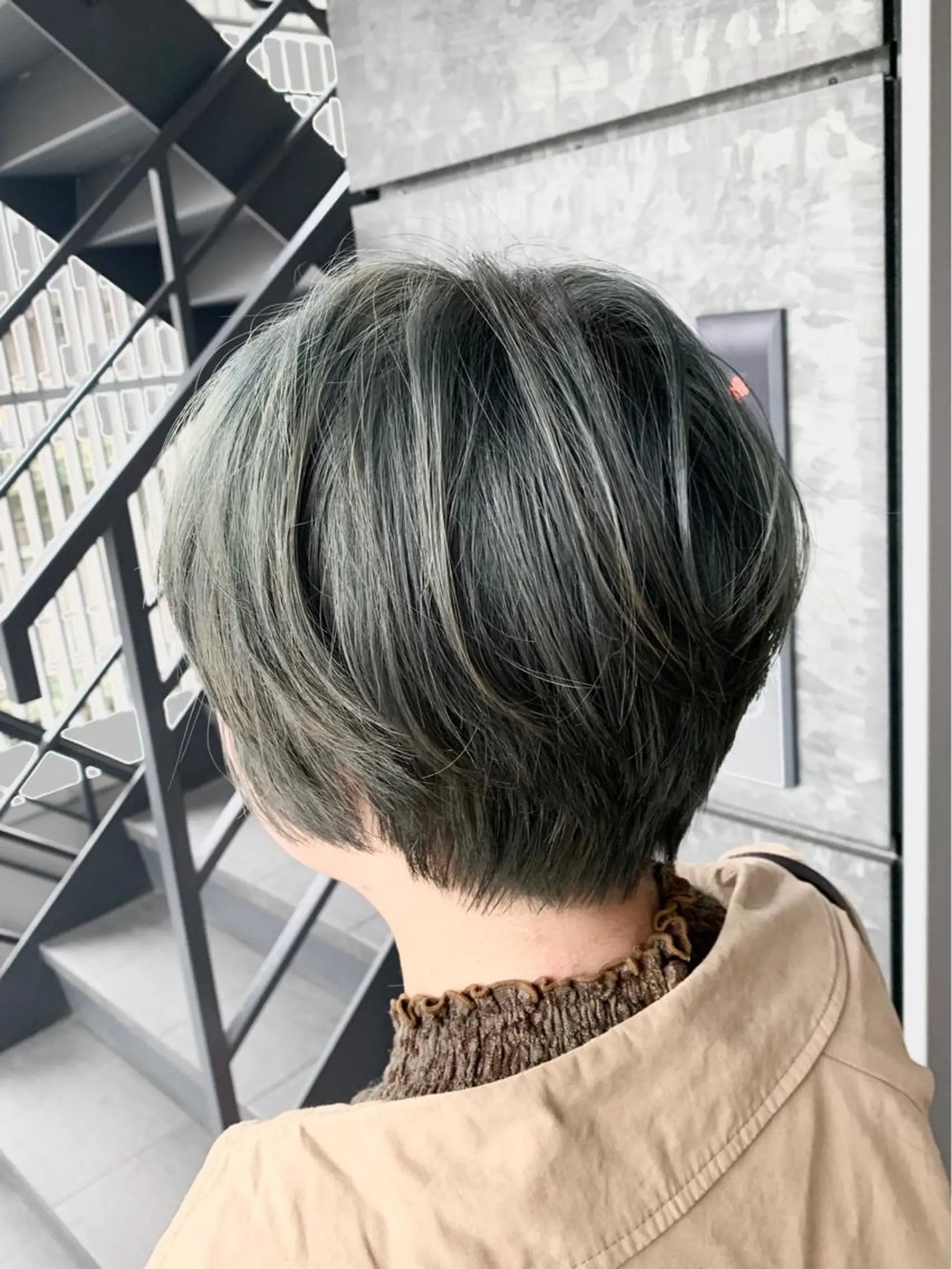 ショート カラー アッシュ ブリーチ オリーブアッシュ 髪質改善/白髪ぼかし KENTAのヘアスタイル