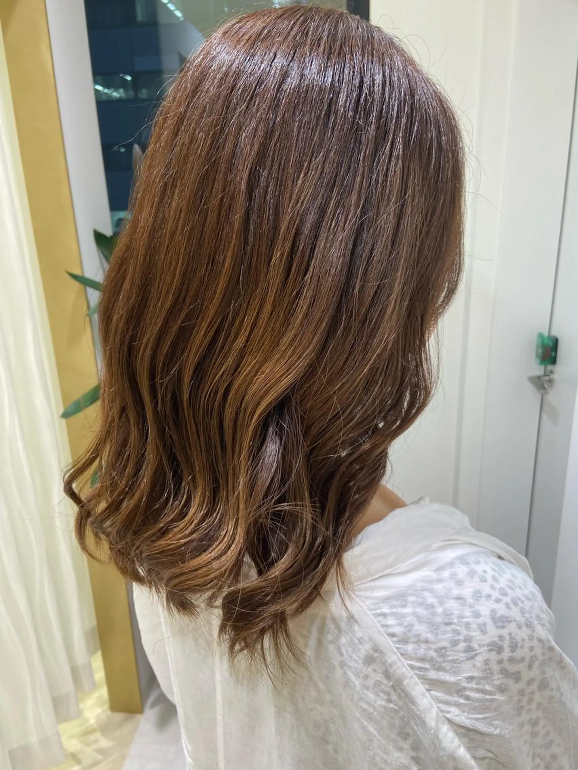 ミディアム ヘアカラー トリートメント ヘッドスパ チナツ ，のヘアスタイル