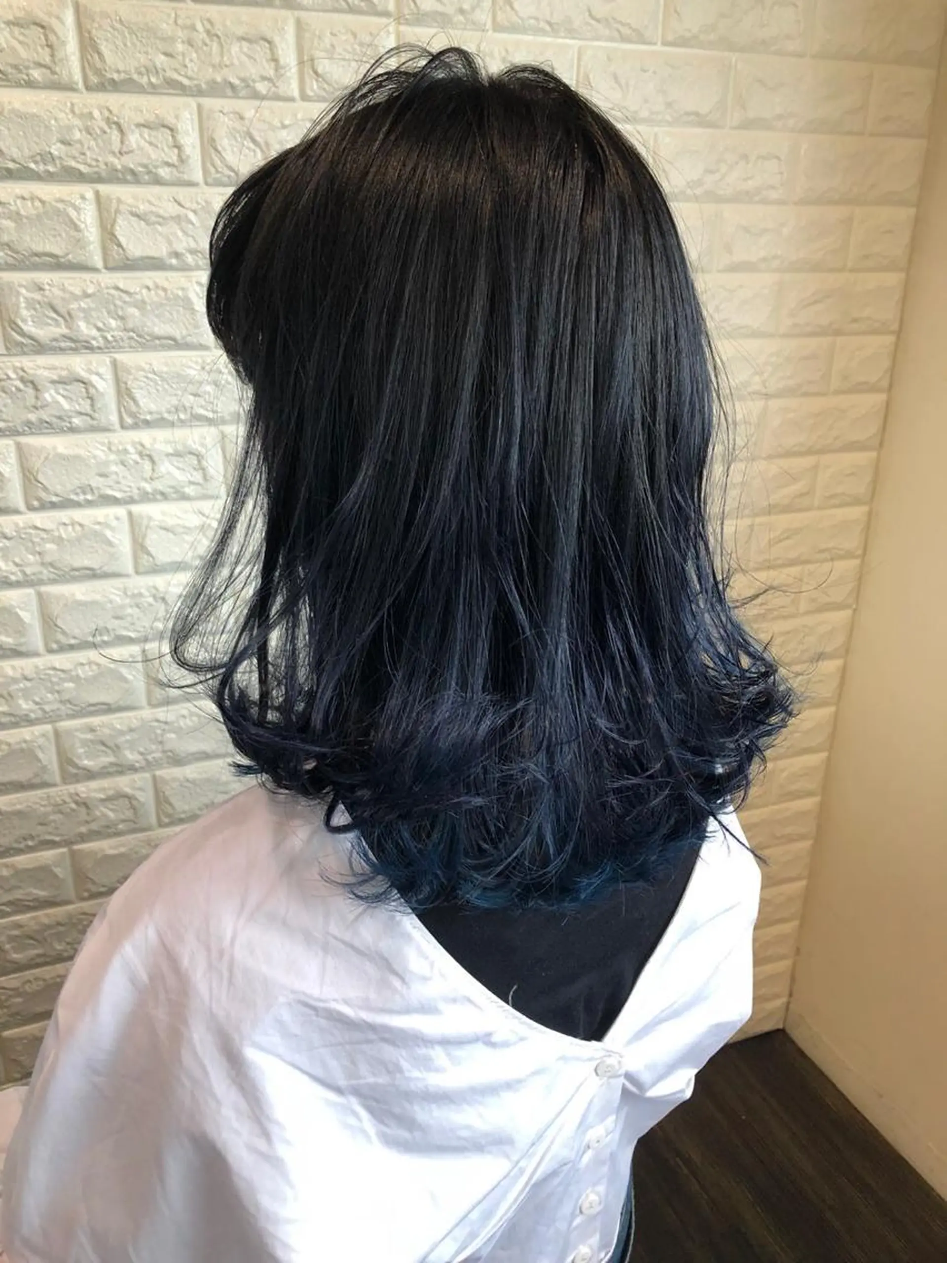 ミディアム カラー ブルーカラー 西本 夏美のヘアスタイル