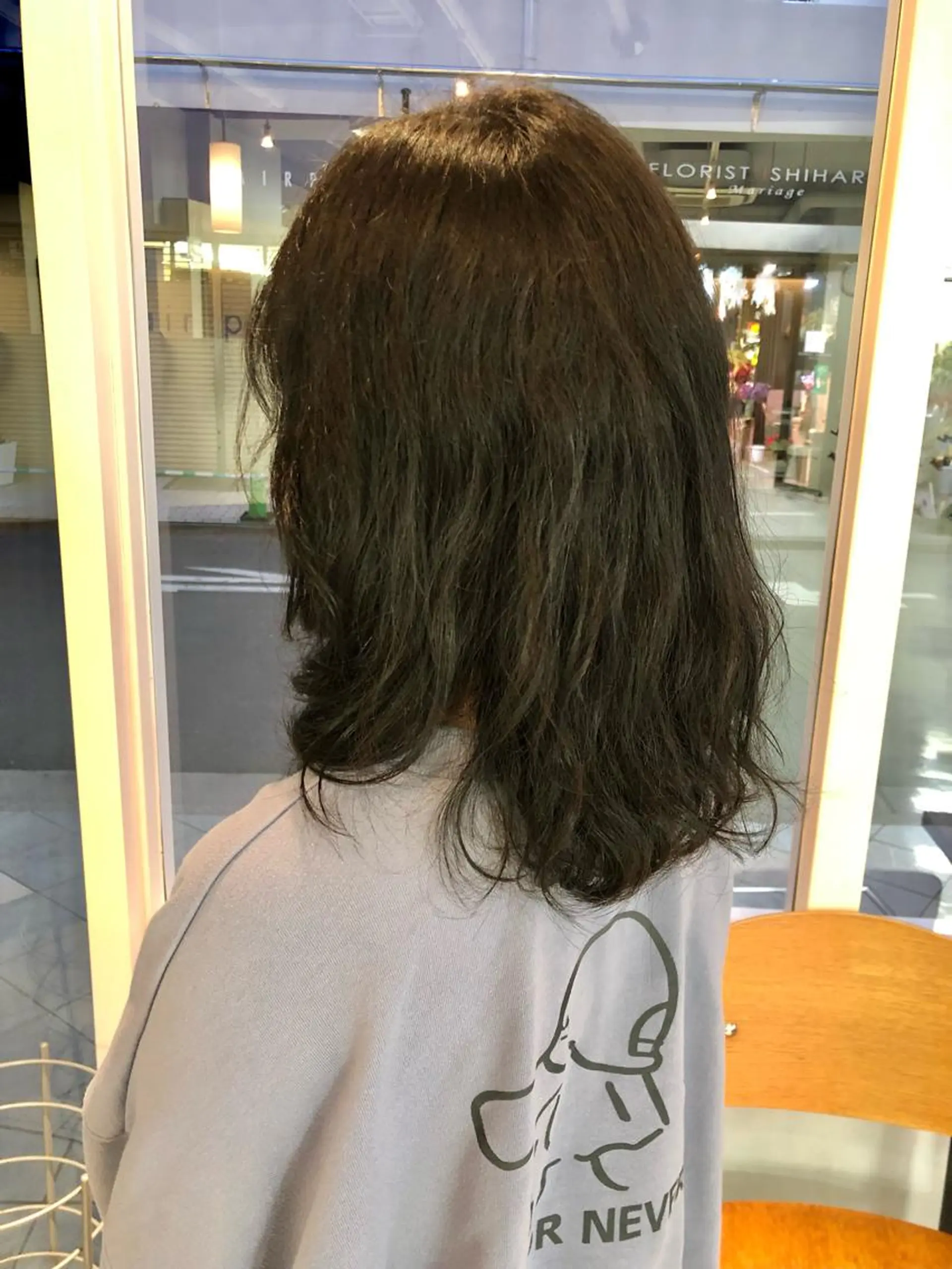 ミディアム カラー パーマ ミディアムパーマ 黒髪 ブルーカラー ブルーブラック カット ヘアカラー パーマ 阿部 美咲のヘアスタイル