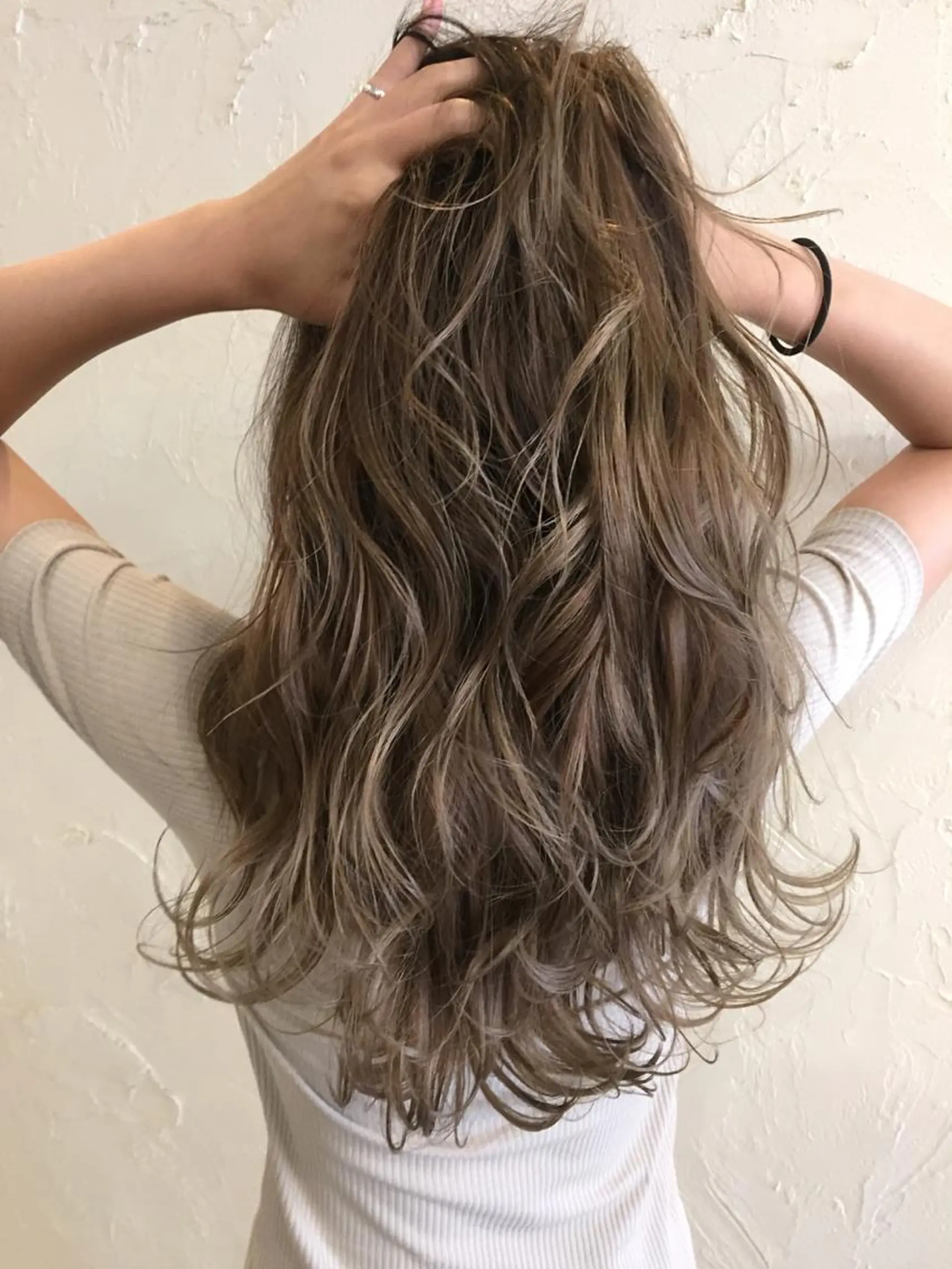 ロング カラー 韓国レイヤー外国人風 透明感カラー髪質改善のヘアスタイル