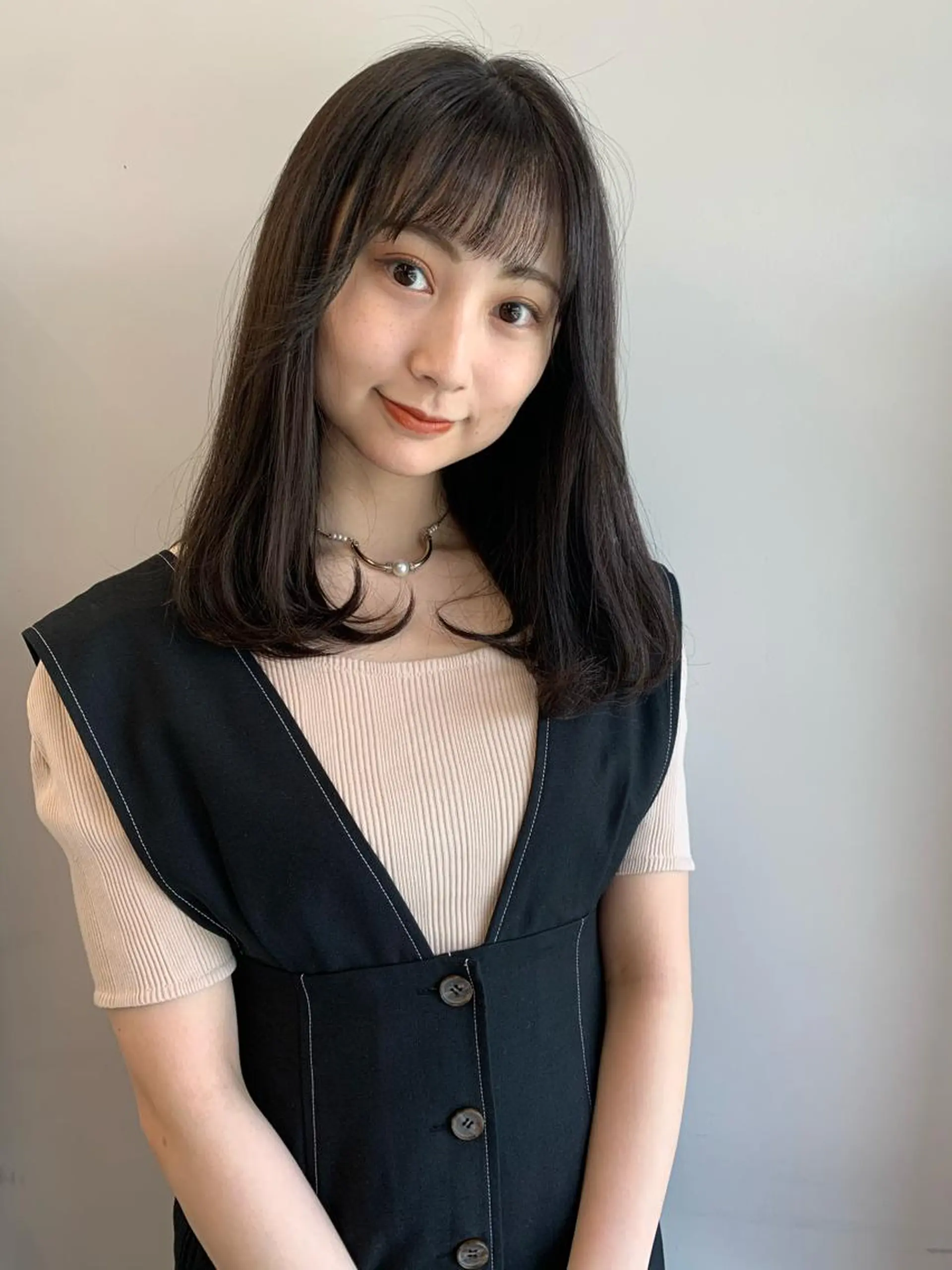 ミディアム カラー イヤリングカラー グレージュ インナーカラー くびれヘア 髪質改善 カット ヘアカラー トリートメント ヘッドスパ 透明感/オリーブ/ グレージュ/YUKAのヘアスタイル