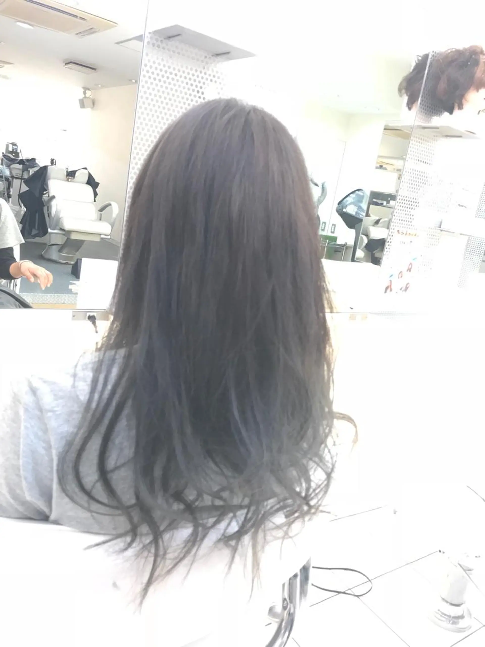 ロング カラー ブリーチ ダークシルバー グラデーションカラー シルバー 相武台ショート特化 💐川崎希💐のヘアスタイル