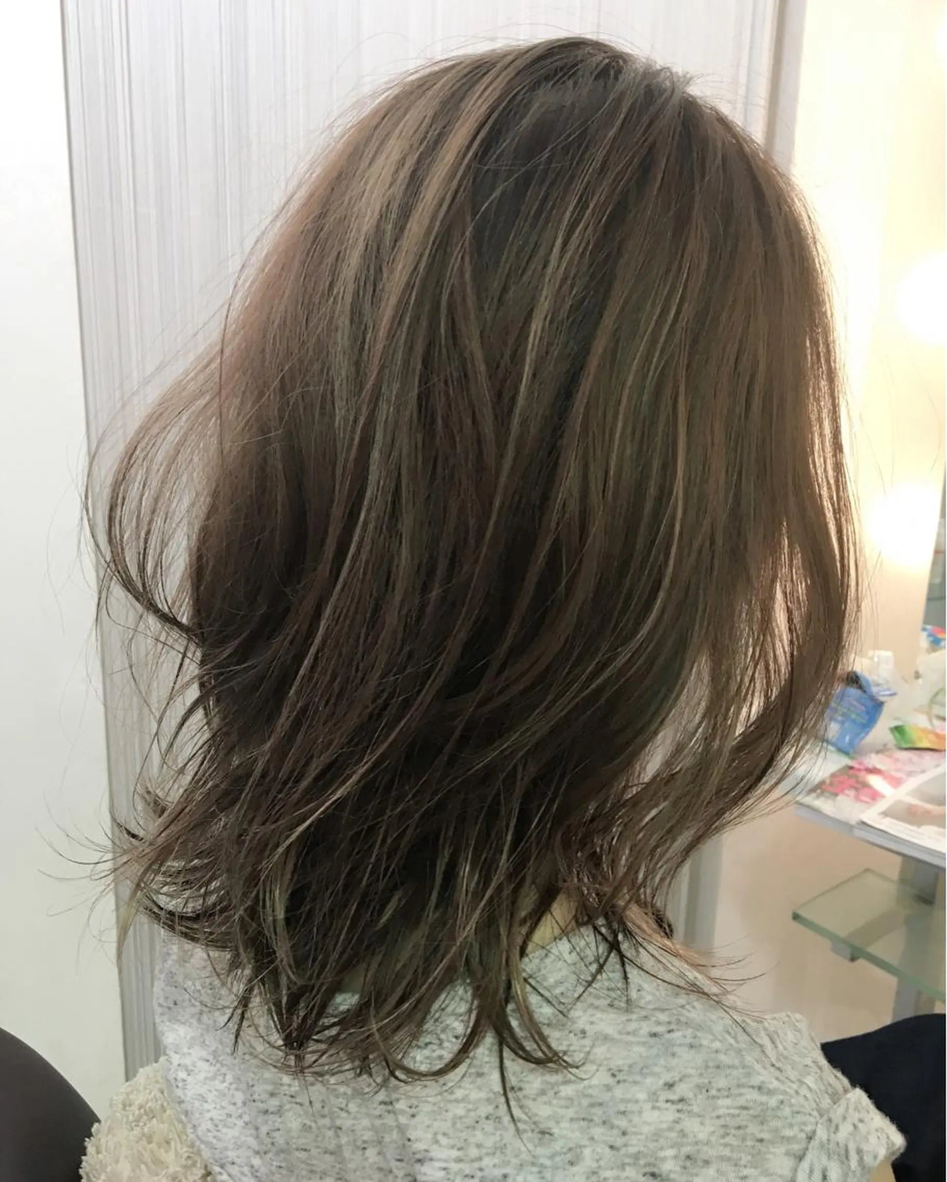 ミディアム カラー グレージュ ハイライトカラー シルバー シルバーグレージュ ハイライト カット ヘアカラー トリートメント 田室 和幸のヘアスタイル