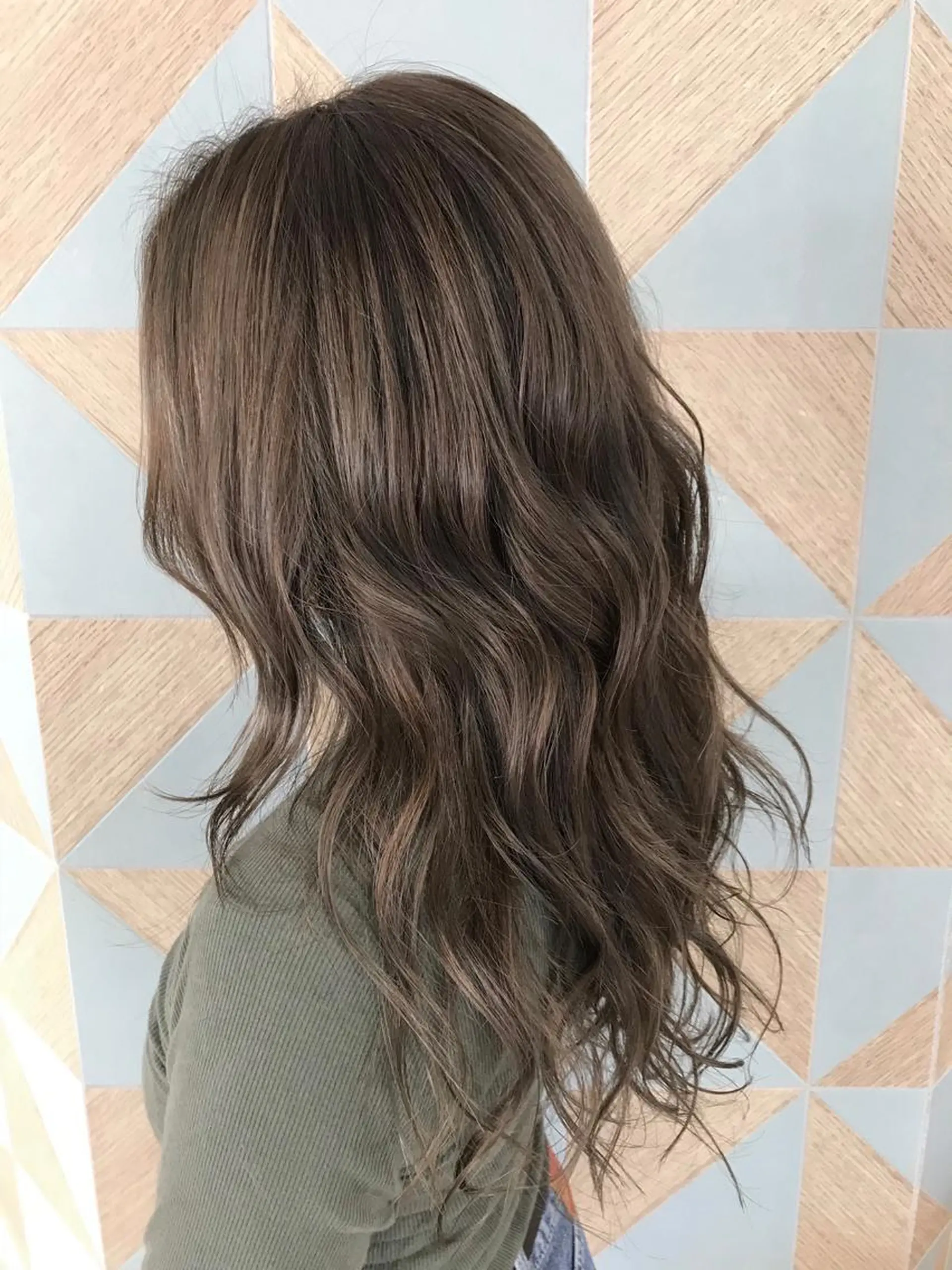 セミロング カラー 小栗 麻衣のヘアスタイル