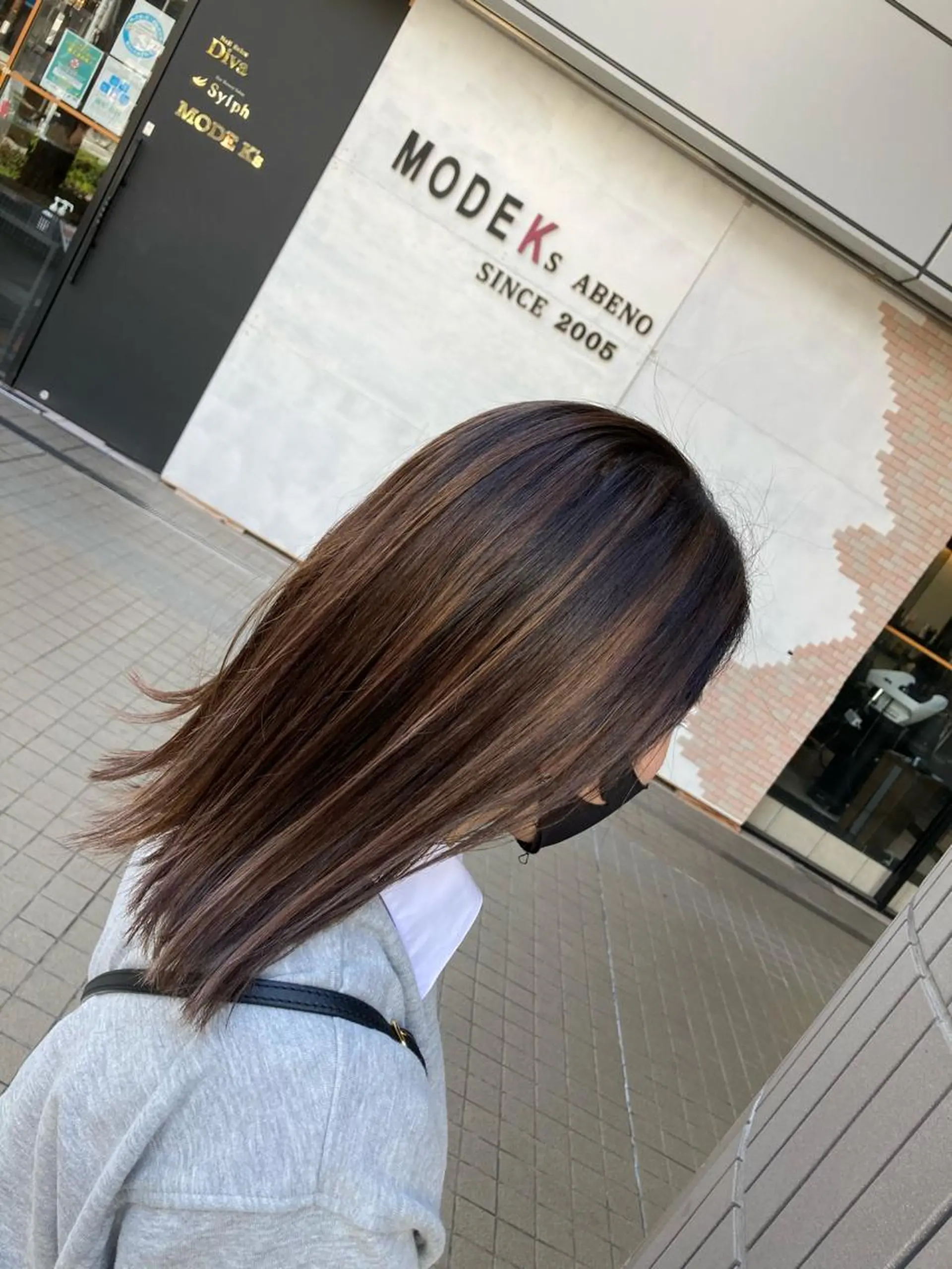 セミロング カラー バレイヤージュ レイヤーカット カット トリートメント SHAFT Ieiriのヘアスタイル