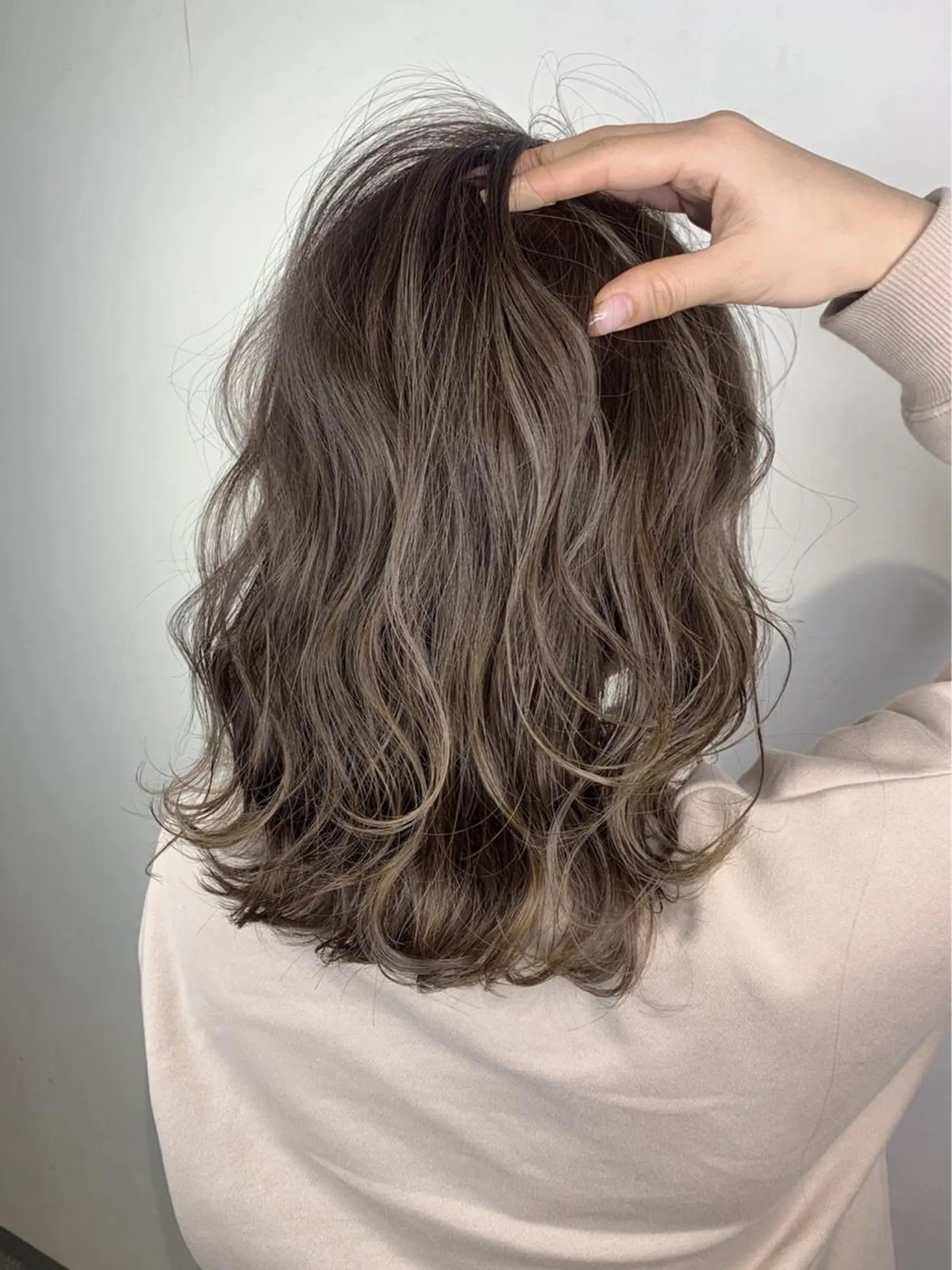 セミロング カラー _WHITE 高槻のヘアスタイル