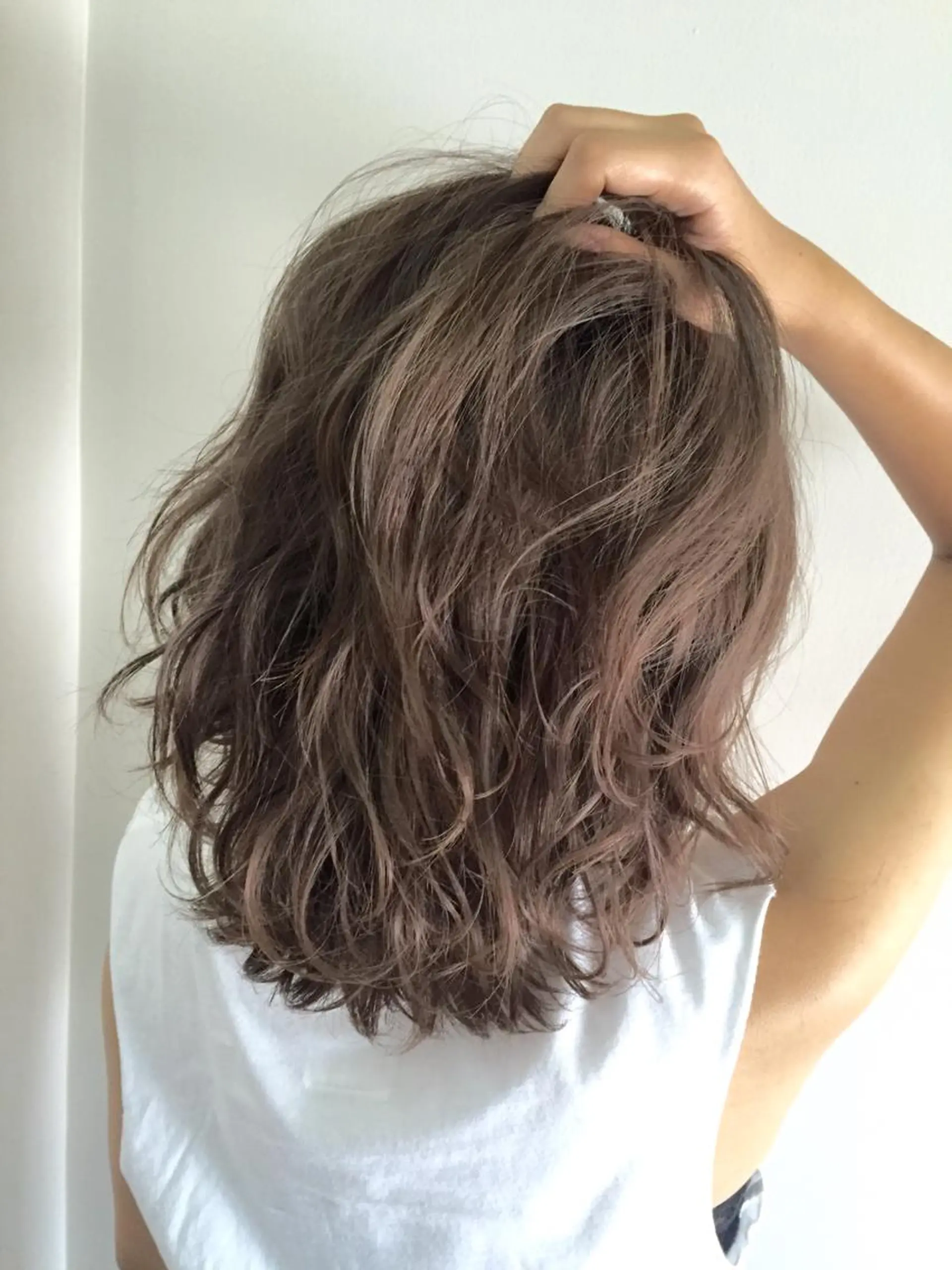 ショート ミディアム カラー パーマ アッシュ ベージュカラー 若杉 諒のヘアスタイル