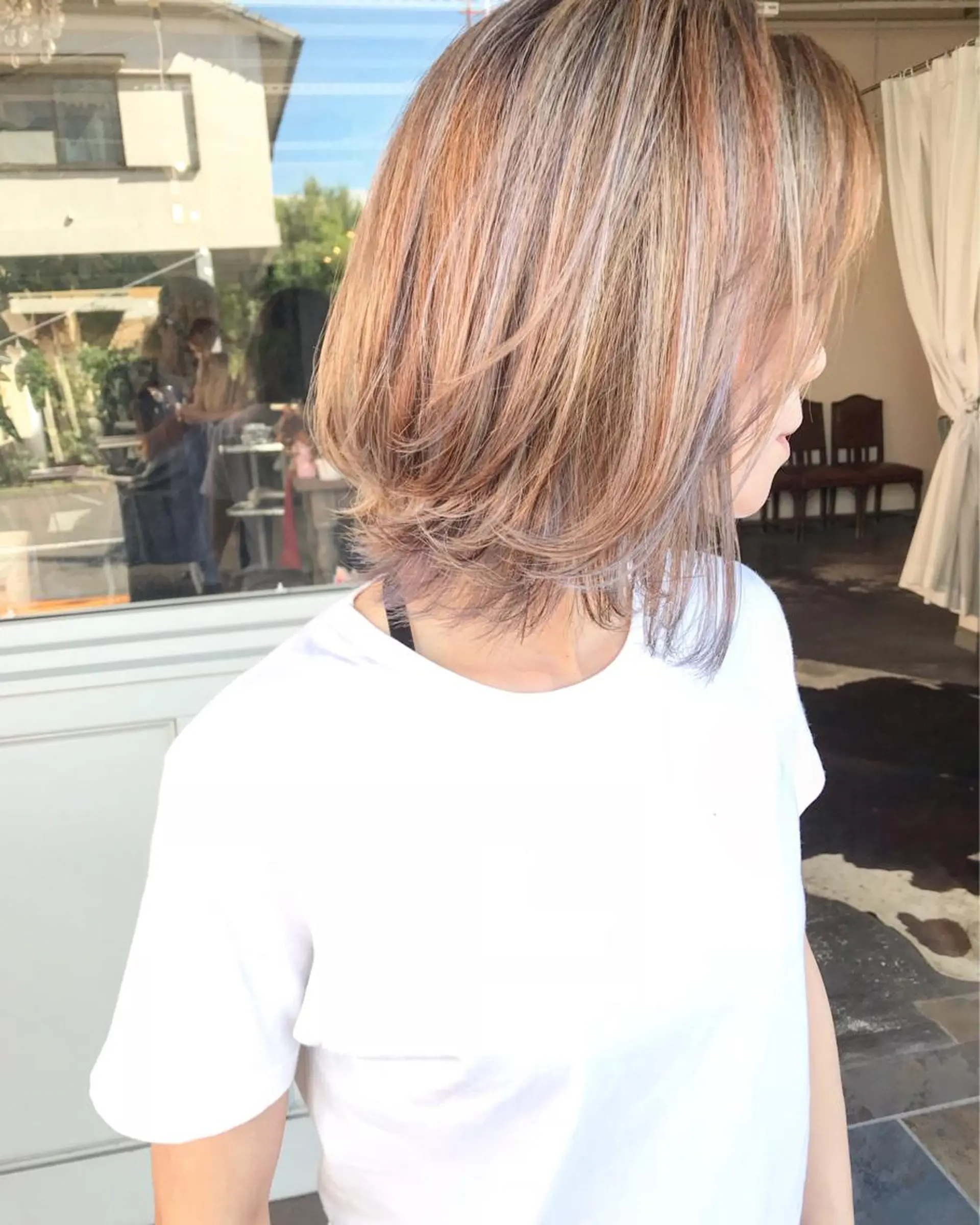 ショート カラー ヘアアレンジ お団子ヘア 切りっぱなしボブ バレイヤージュ ブリーチ グラデーションカラー Mariana/ 鶴原-ハイライトのヘアスタイル
