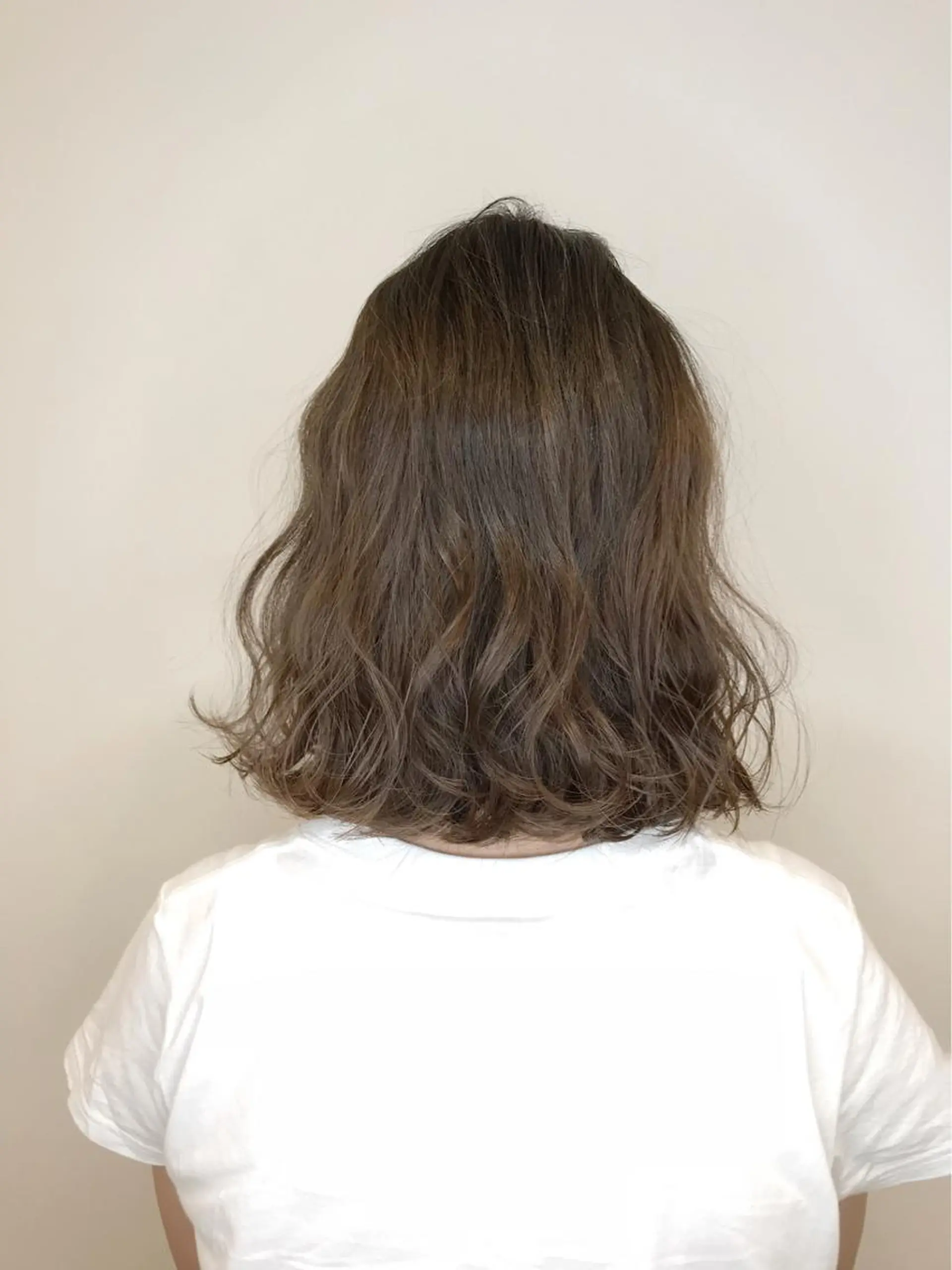 ミディアム カラー アッシュ ハイライトカラー ハイライト カット ヘアカラー ボブ・レイヤーカット 吉敷航一のヘアスタイル