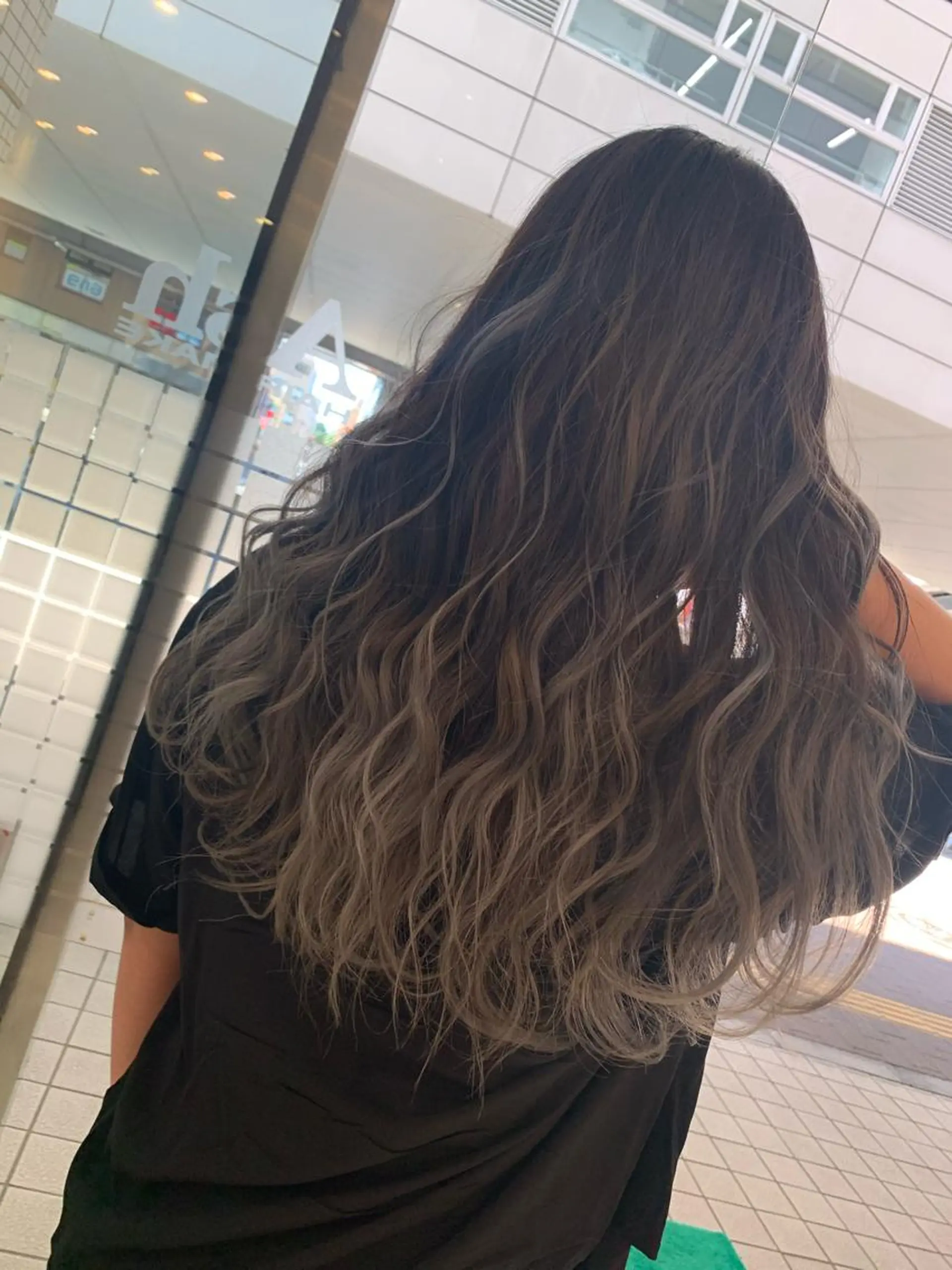 カラー バレイヤージュ シルバー 縮毛矯正 N° jillva ♦️川端裕司♦️のヘアスタイル