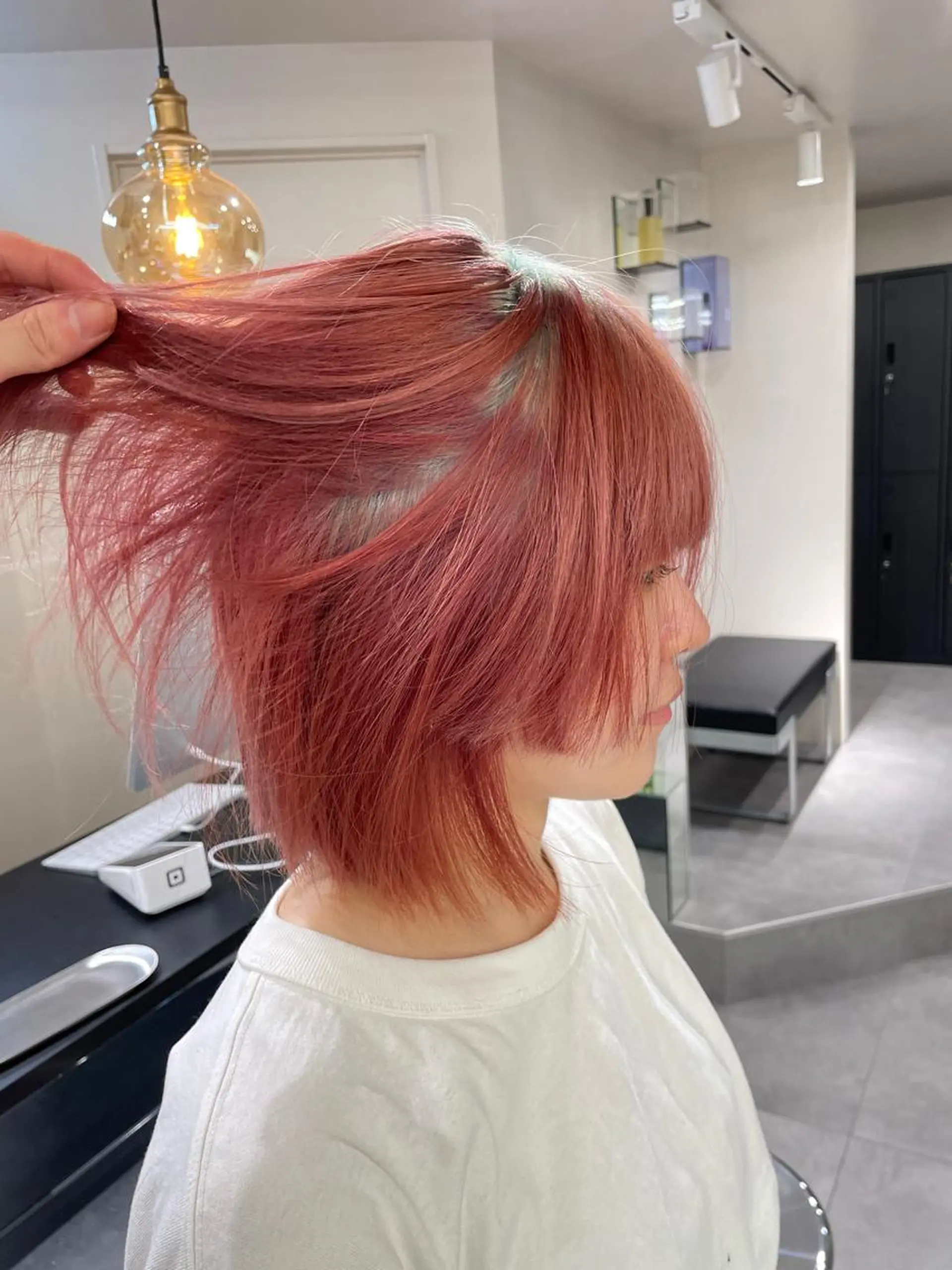 ミディアム カラー 切りっぱなしボブ レイヤー/縮毛矯正のヘアスタイル