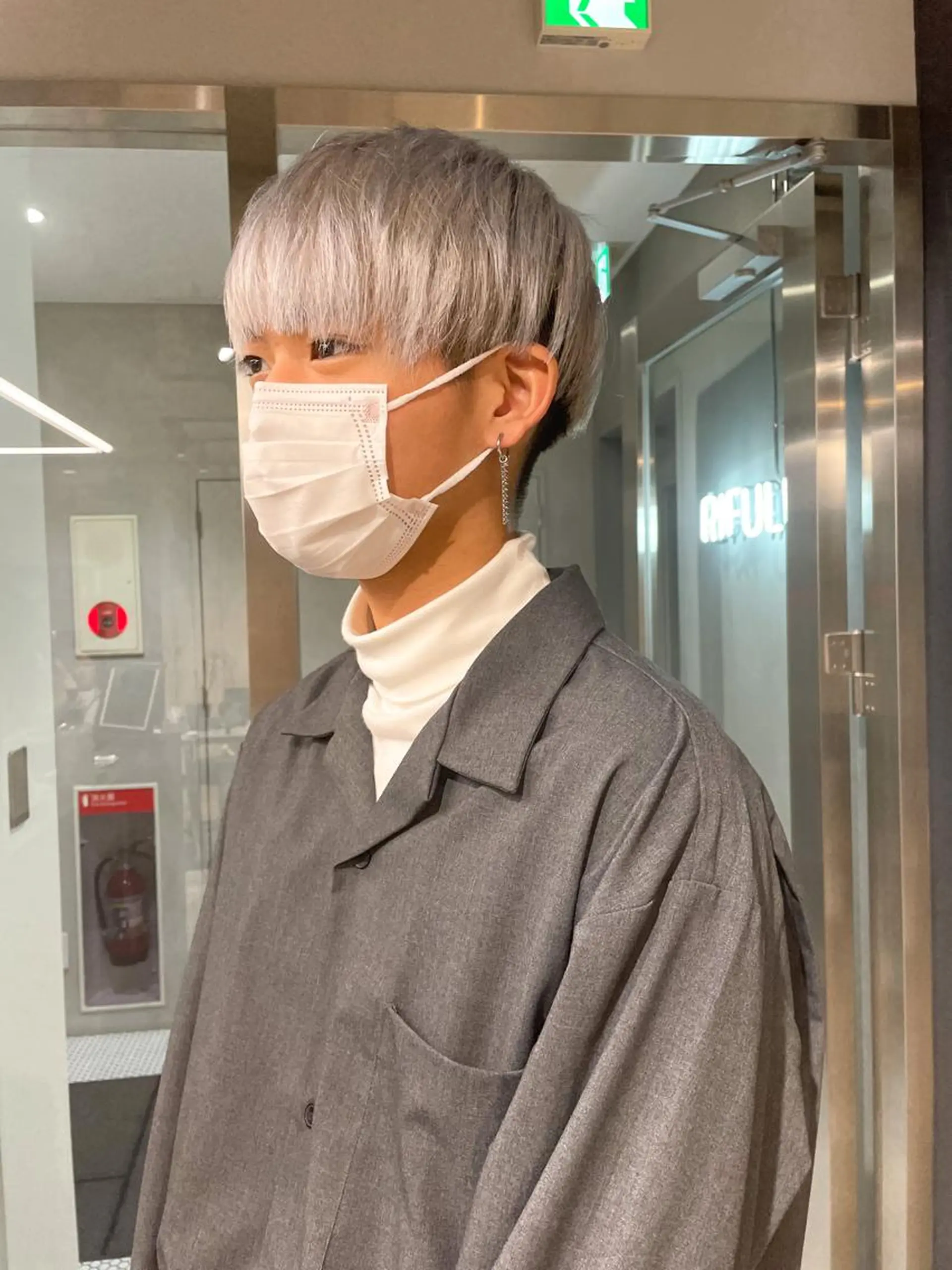 ショート カラー ヘアアレンジ メンズ シルバー ホワイトシルバー カット ヘアカラー #ブリーチカラー Akihoのヘアスタイル