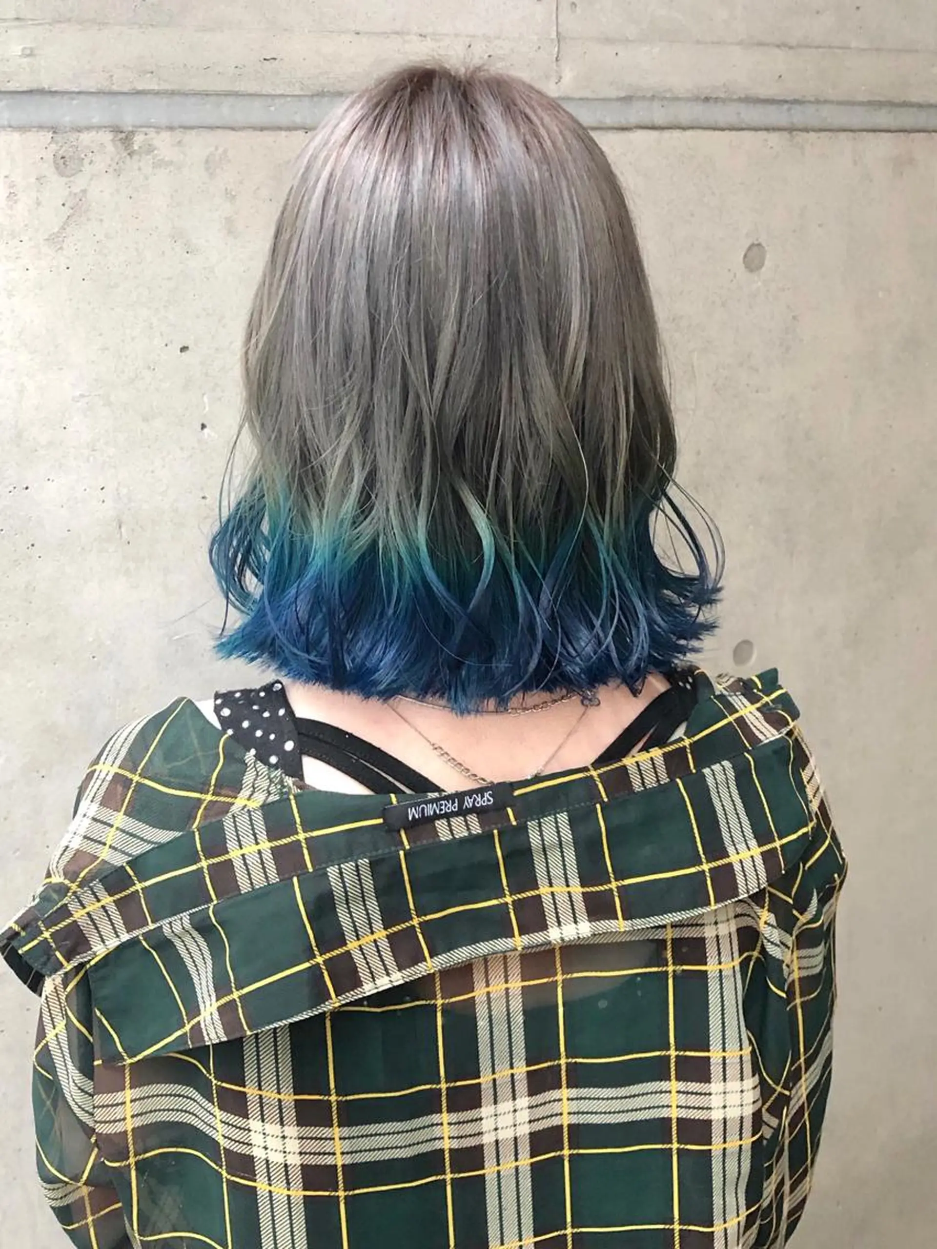 セミロング カラー ブリーチ ブルーカラー グレージュ 是枝 さくらのヘアスタイル