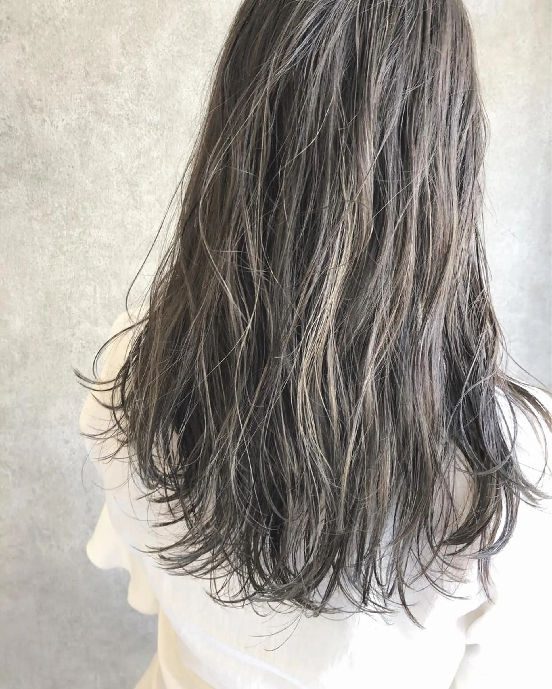 セミロング カラー 顔周りレイヤー/韓国 ブリーチminamiのヘアスタイル