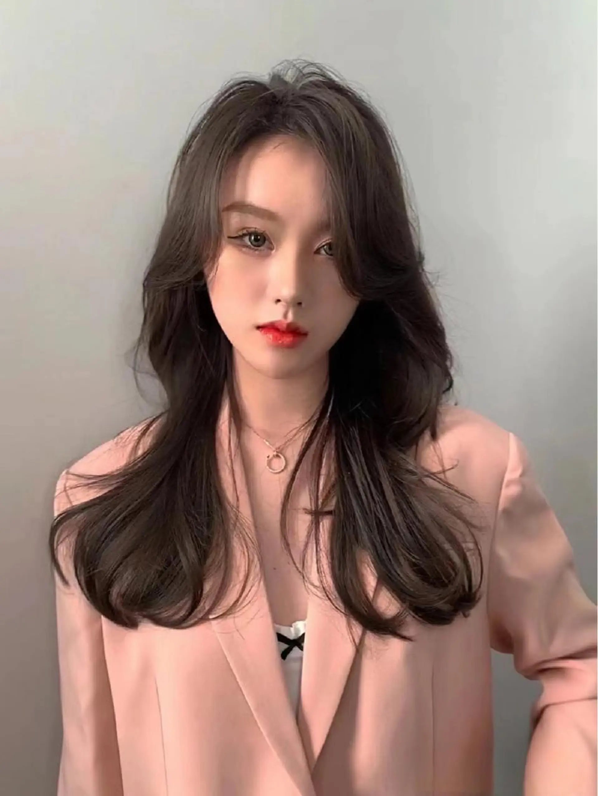 セミロング カラー ベージュカラー ブリーチ イヤリングカラー 韓国風カラー ブリーチなしカラー カット ヘアカラー トリートメント 鈴木 一貴のヘアスタイル