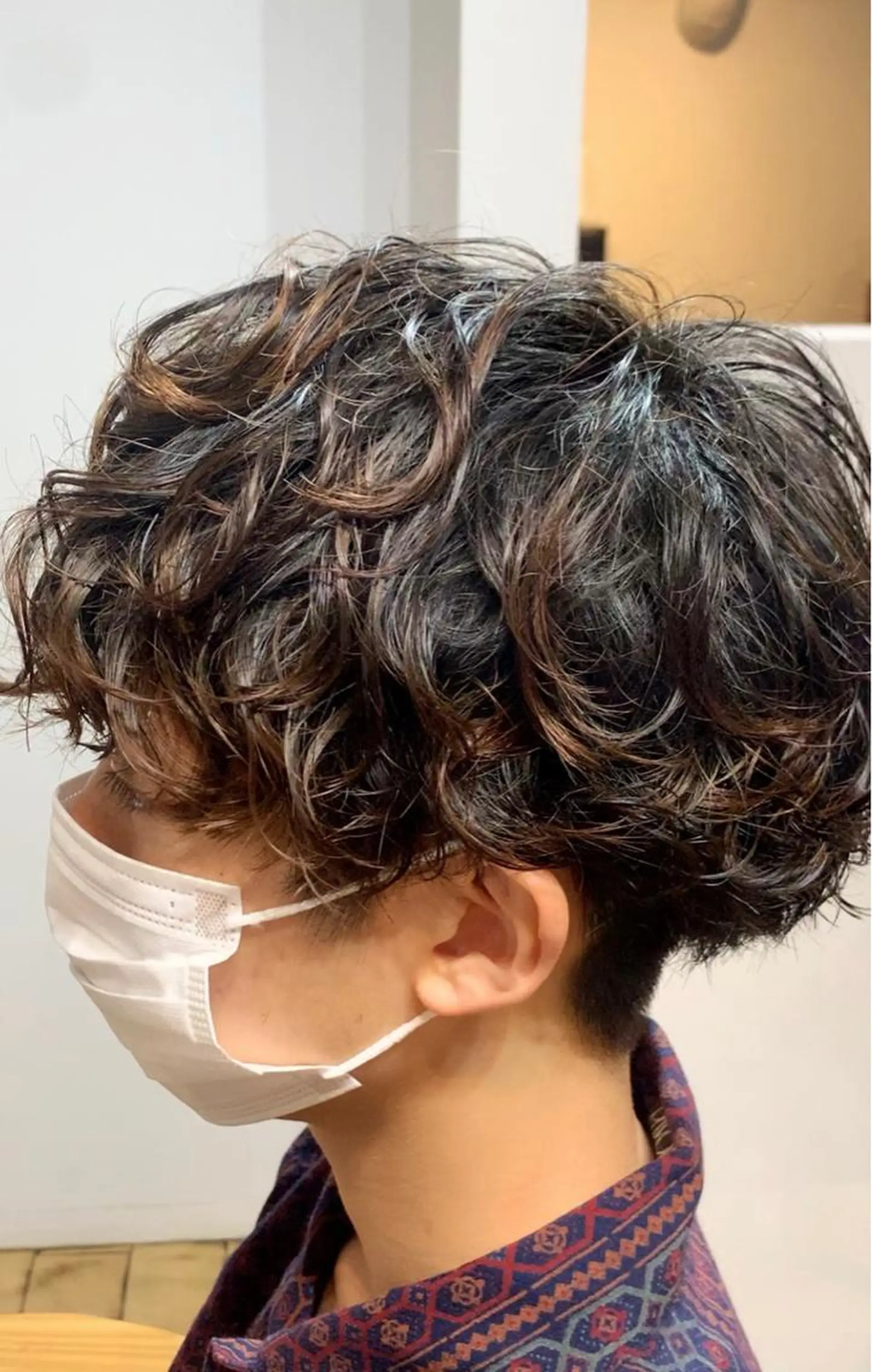 ミディアム パーマ メンズ ミディアムパーマ メンズブリーチ センターパート フェードカット メンズハイライト メンズStylist 山根慧のヘアスタイル