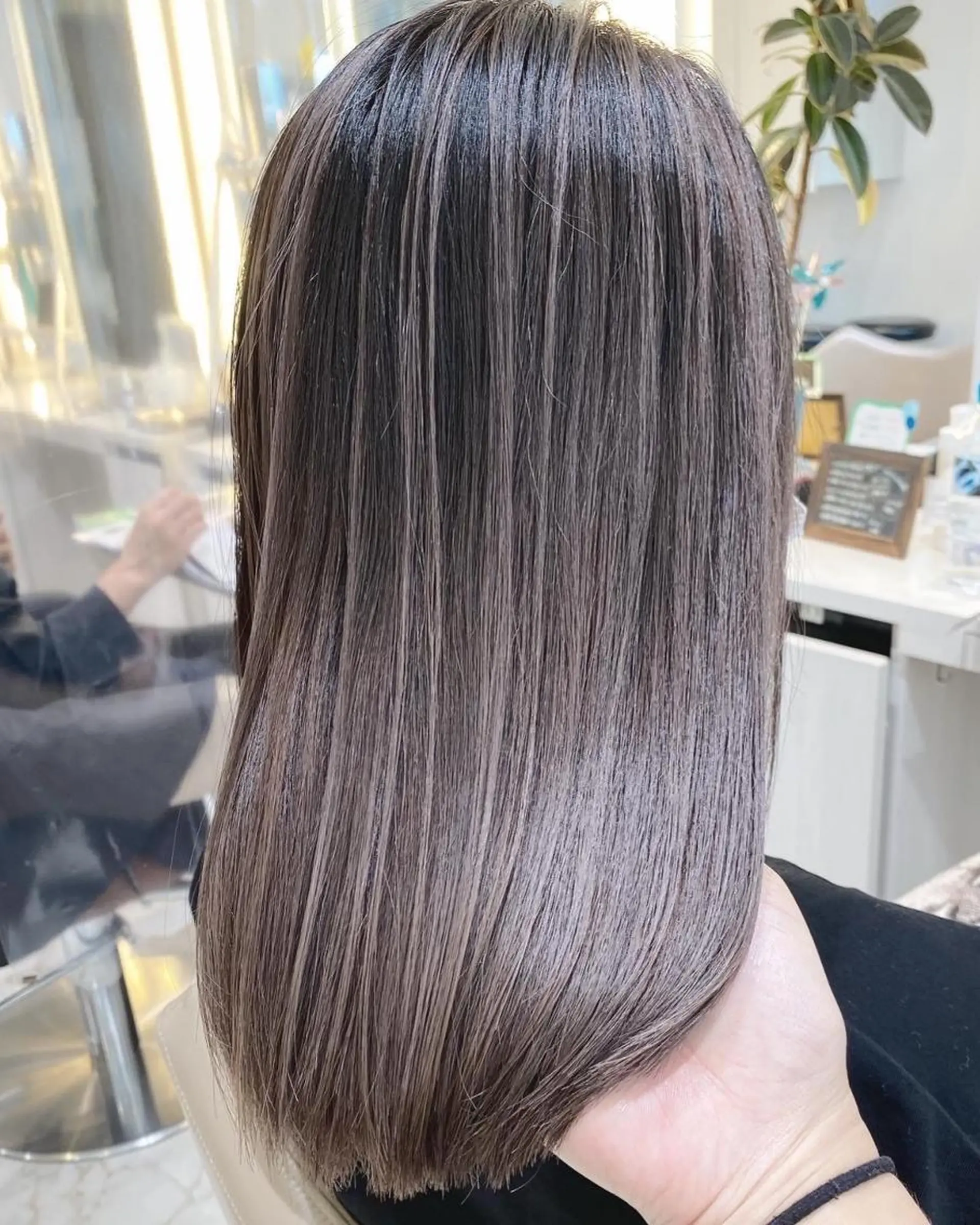セミロング カラー 髪質改善 ヘアカラー トリートメント 尾﨑 春華のヘアスタイル