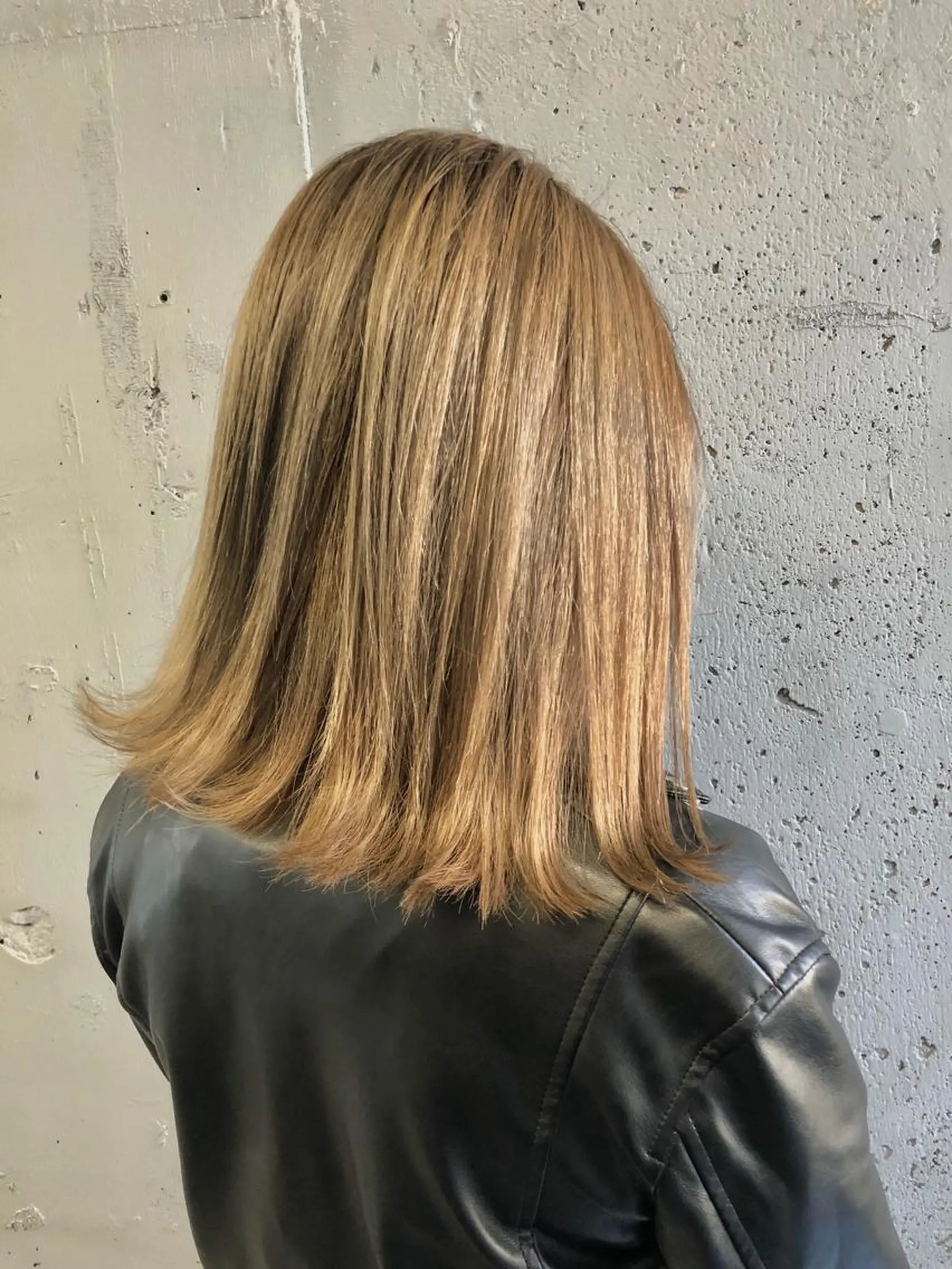 ミディアム カラー ベージュカラー 外ハネヘア 顔まわりレイヤー デザインカットのヘアスタイル