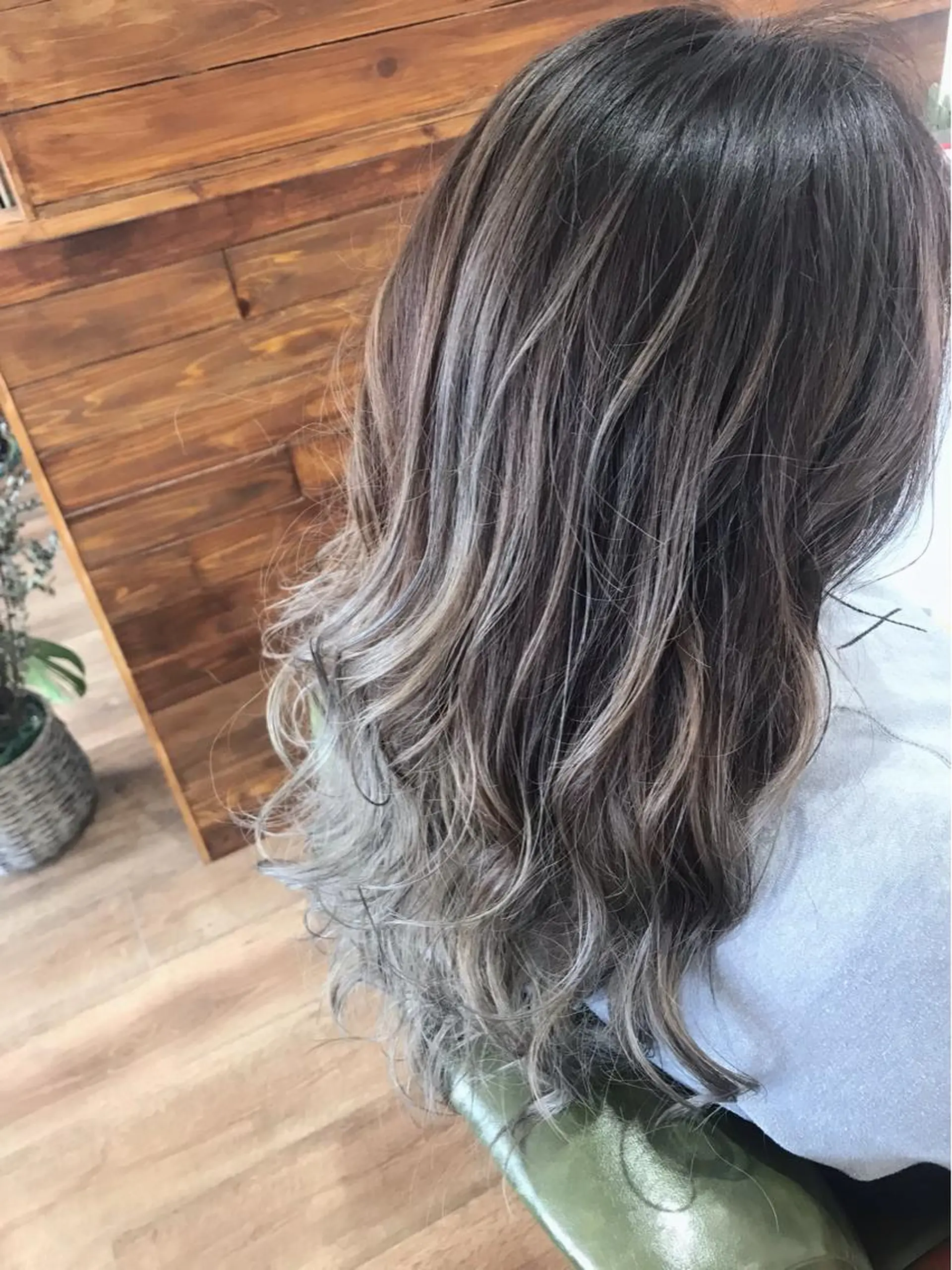 ロング カラー バレイヤージュ シルバー レイヤーカット カット パーマ トリートメント Rug Relief 吉田のヘアスタイル