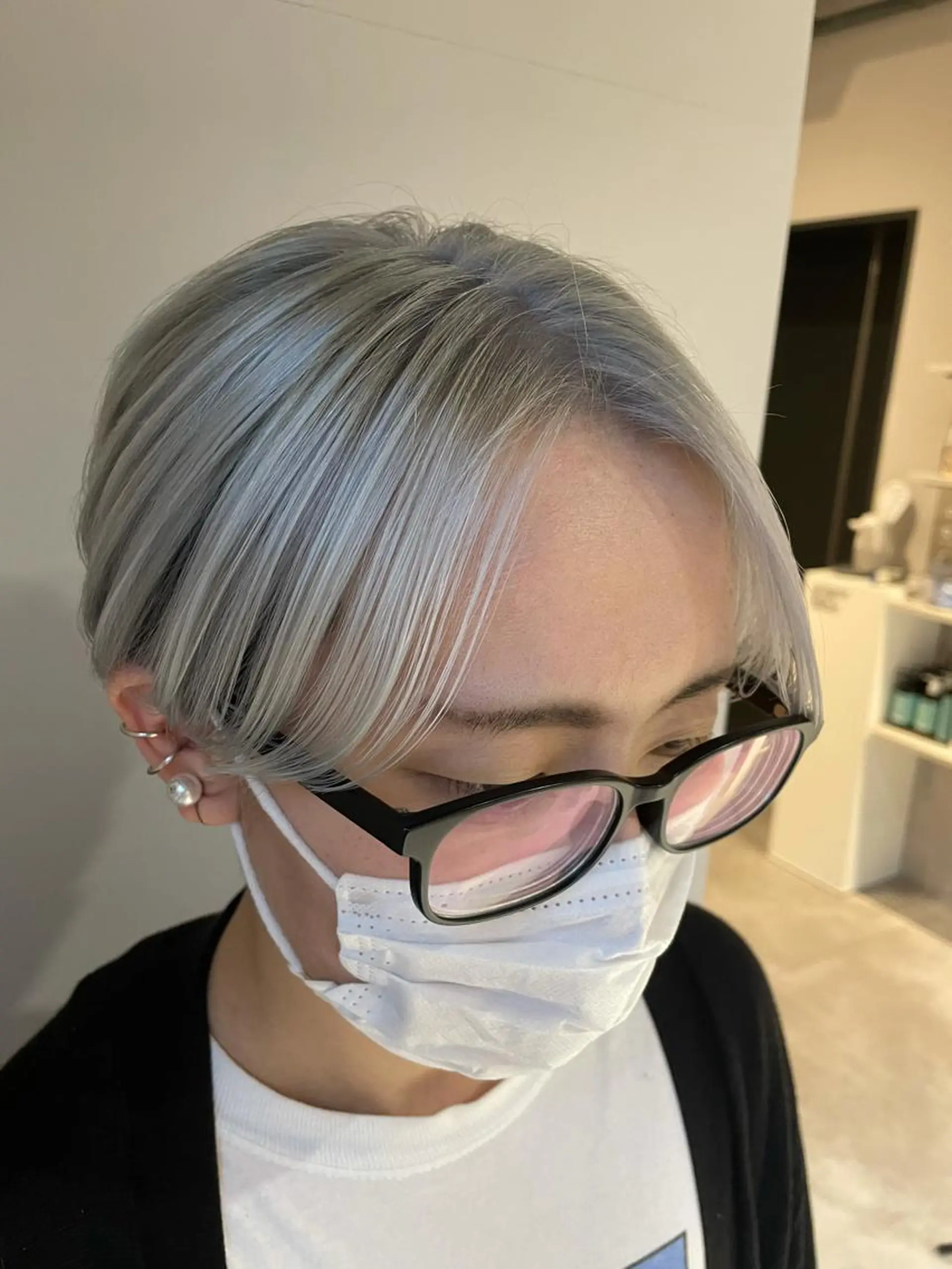 ショート カラー バレイヤージュ イヤリングカラー グラデーションカラー ハイライトカラー ハイトーンカラー ブリーチ👩‍🦳/ ‪✂︎MANAMIのヘアスタイル