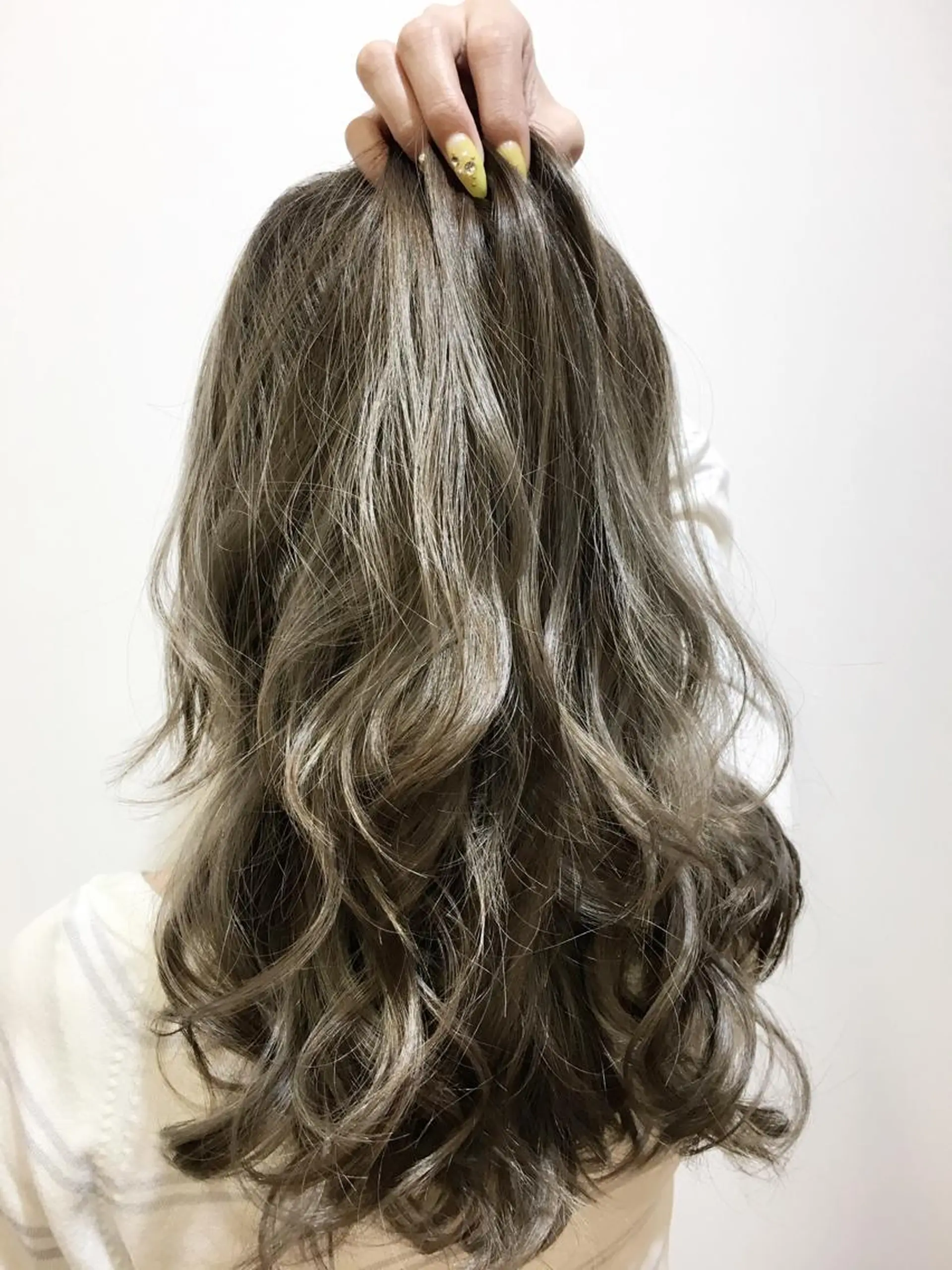 ロング カラー ブリーチ グラデーションカラー グレージュ ハイライトカラー カーキグレージュ 海外風レイヤーカット 👑店長　平松　由のヘアスタイル