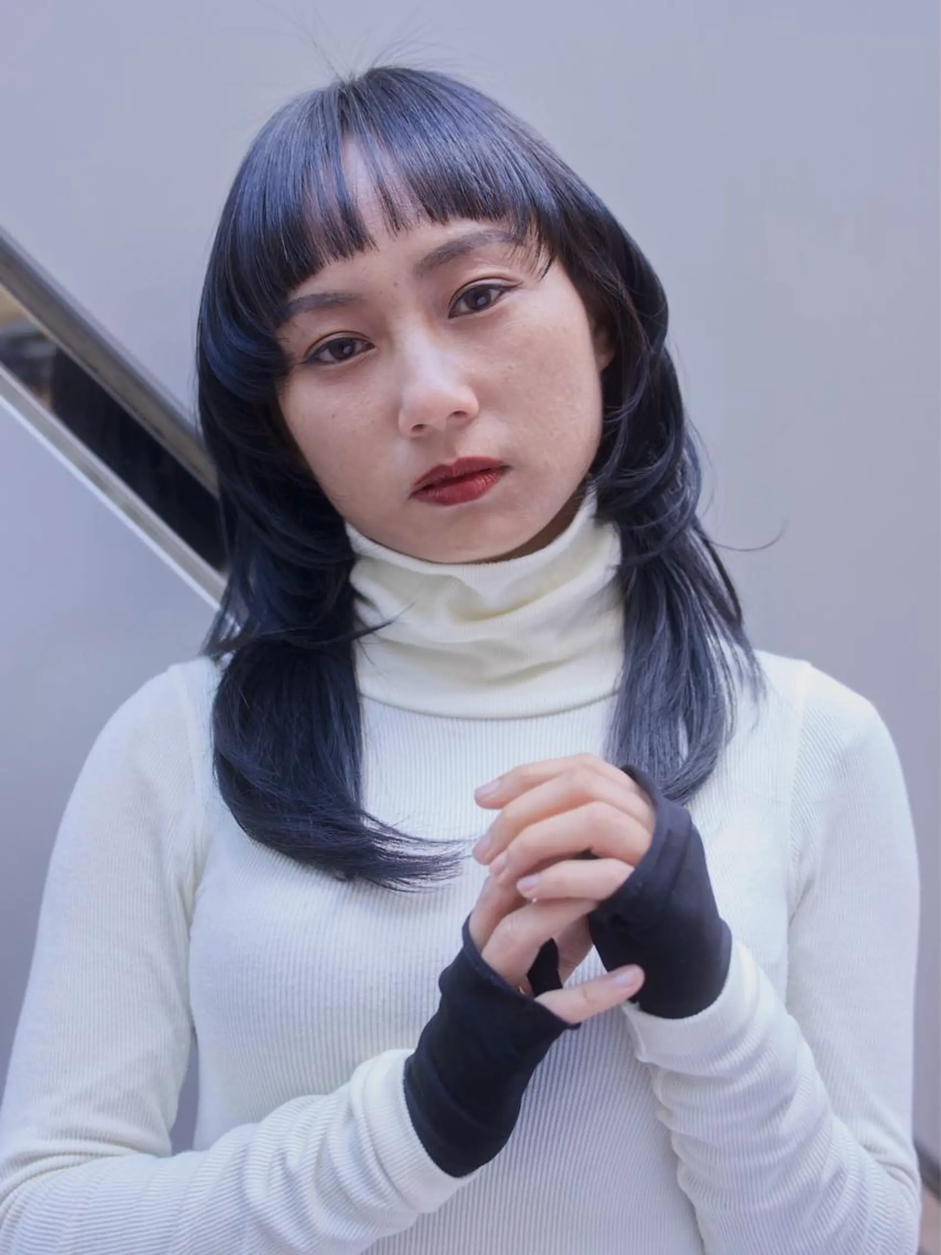 セミロング カラー 黒髪 ブルーカラー ブルーブラック 顔まわりレイヤー 顔周りカット レイヤー/グレージュ メンズパーマのヘアスタイル