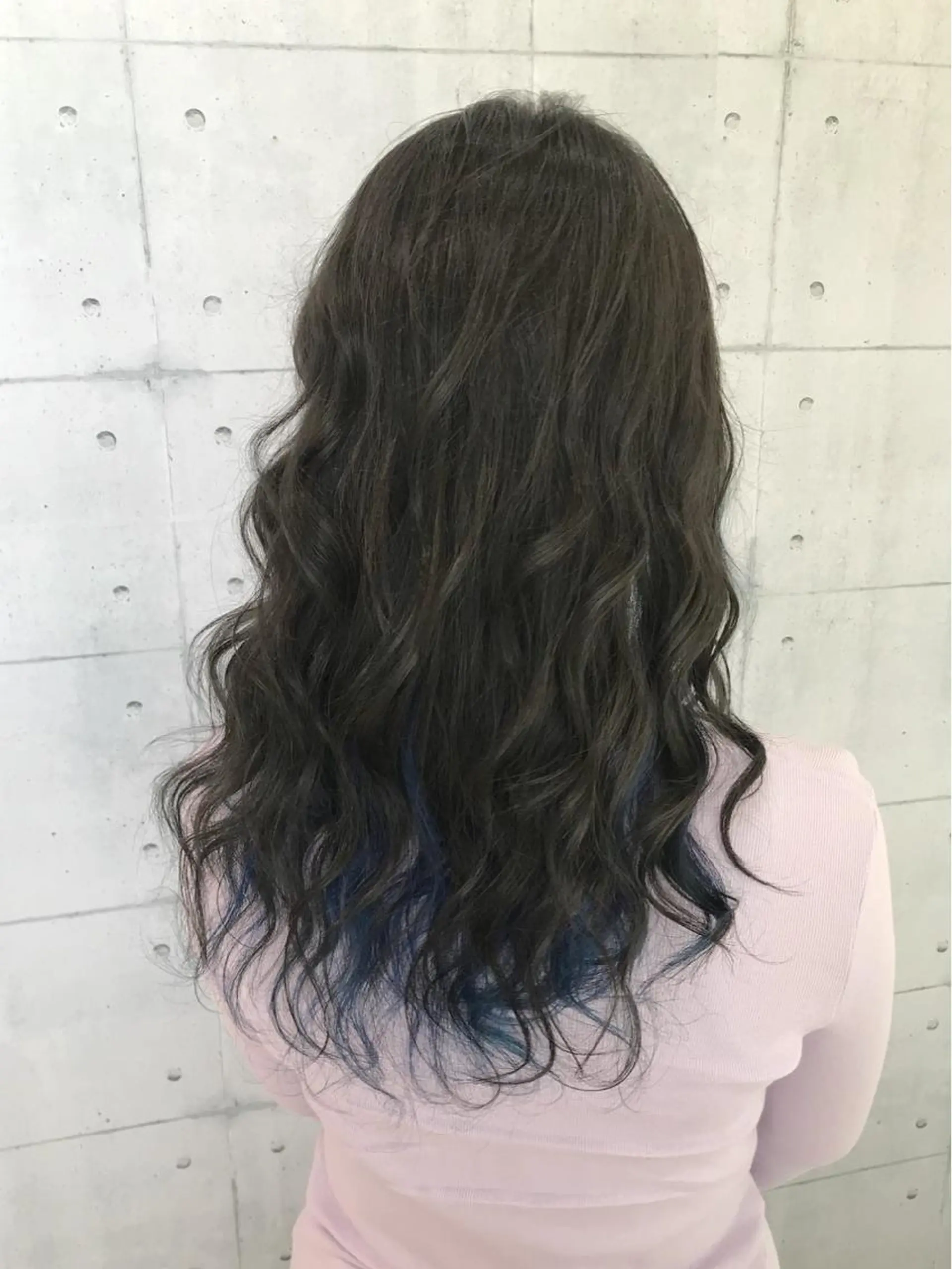 セミロング カラー ブリーチ ブルーカラー インナーカラー 高木 麻知子のヘアスタイル