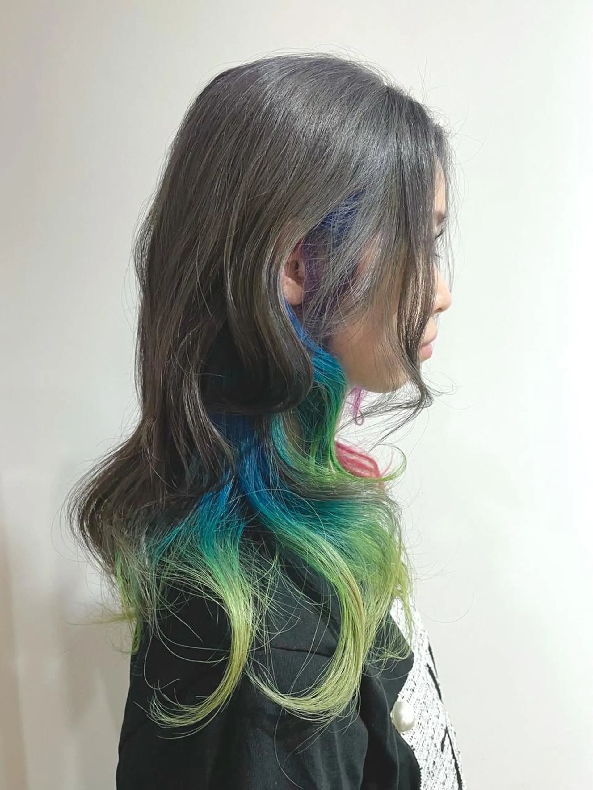 ロング カラー ヘアアレンジ ブリーチ ダークシルバー デザインカラー グラデーションカラー グレージュ Hiro ヒロのヘアスタイル