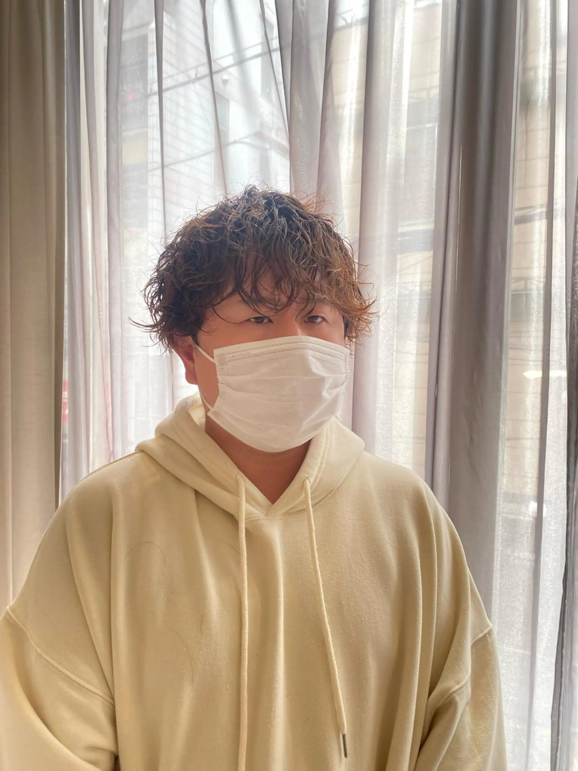 ショート メンズ アイブロウ カット ヘアカラー パーマ 羽根 ひよりのヘアスタイル