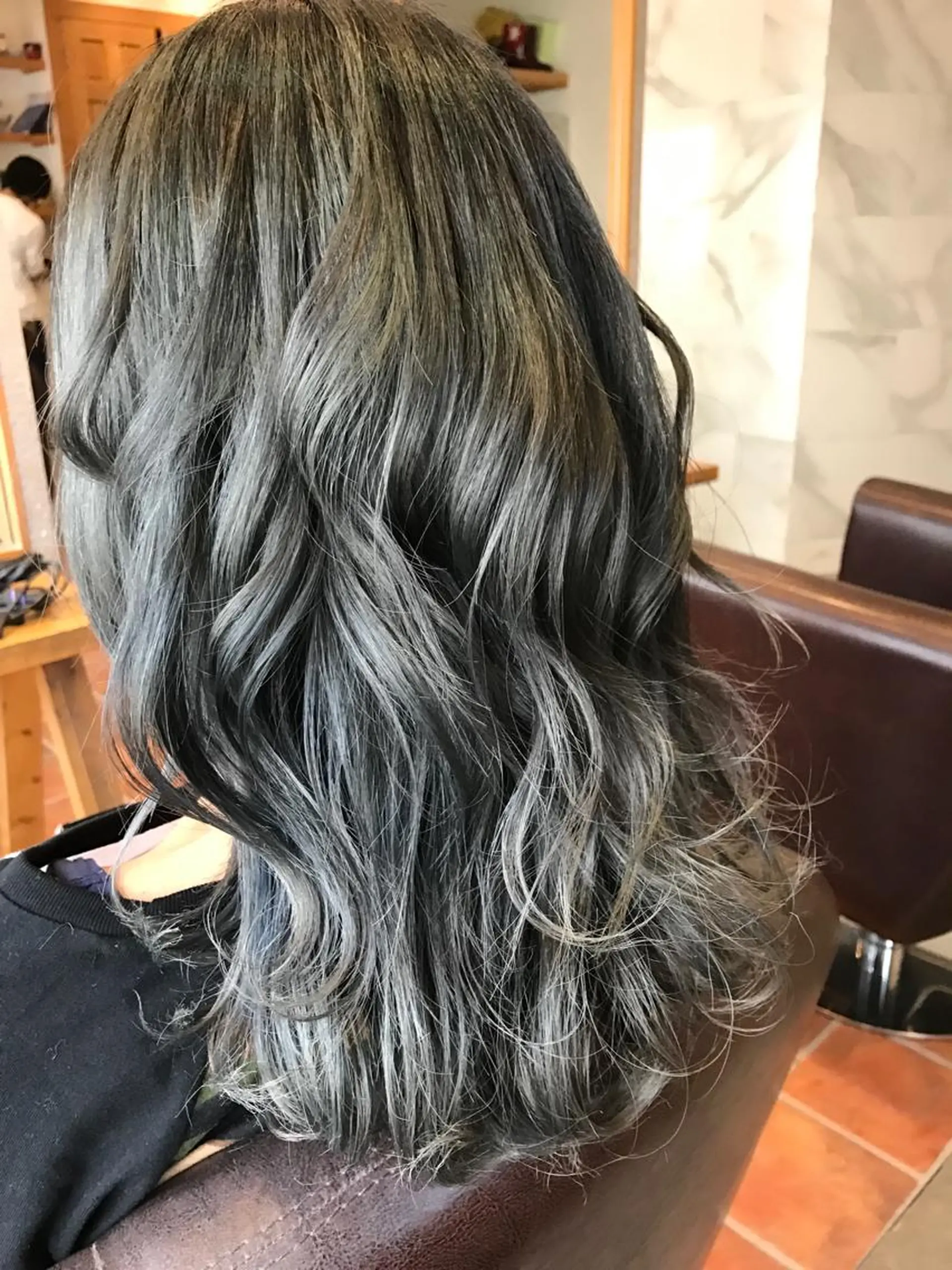 ミディアム カラー アッシュ ブリーチ シルバー トリートメント みうら ミウラのヘアスタイル