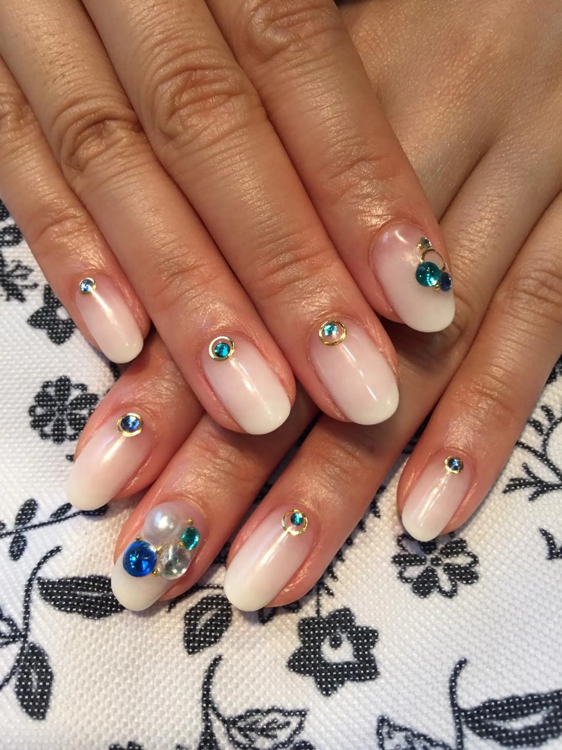 ネイル ストーンネイル ホワイト W KUMIのネイルデザイン