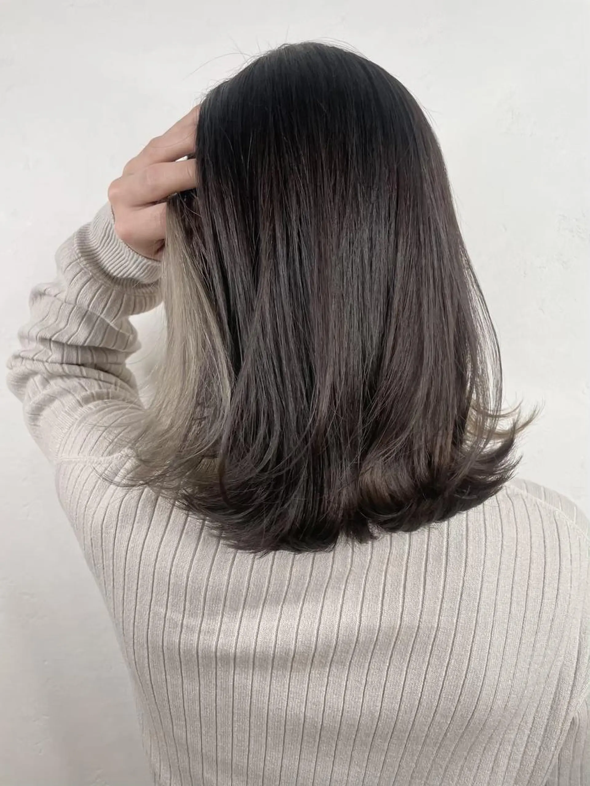 ミディアム ボブ 斜めバング 外国人風カラー 伸ばしかけ ハイライト カット ヘアカラー トリートメント _WHITE鳳店 アンダーバーホワイトのヘアスタイル