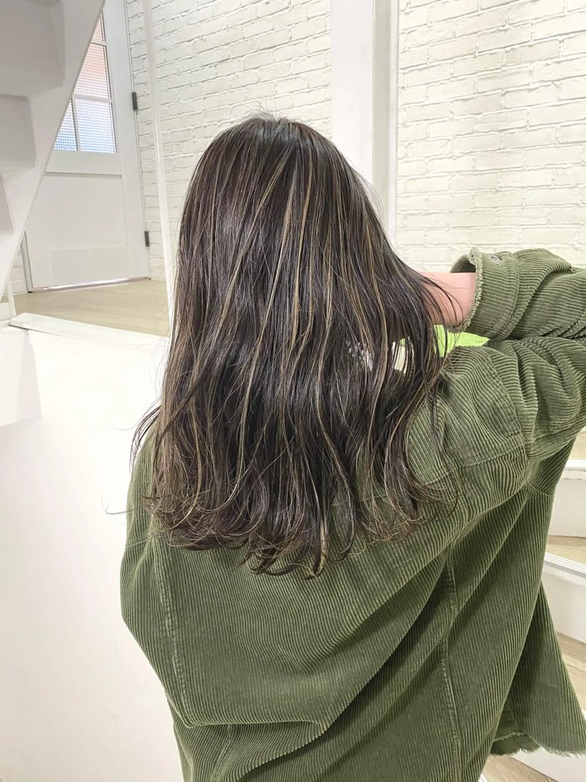 セミロング ハイライト ヘアカラー 岩尾 凪のヘアスタイル