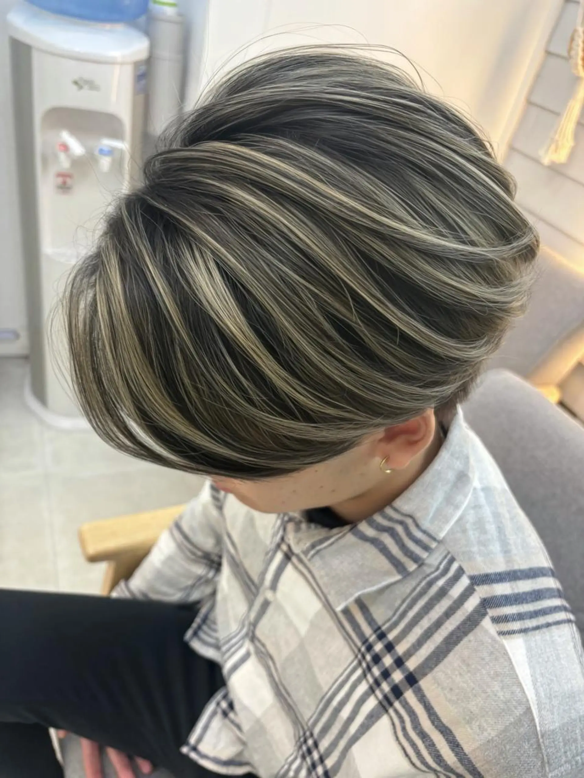 ショート カラー ブリーチ 透明感カラー ハイトーンカラー 韓国風ヘア レイヤーカット lafit ラフィット 下大利のヘアスタイル