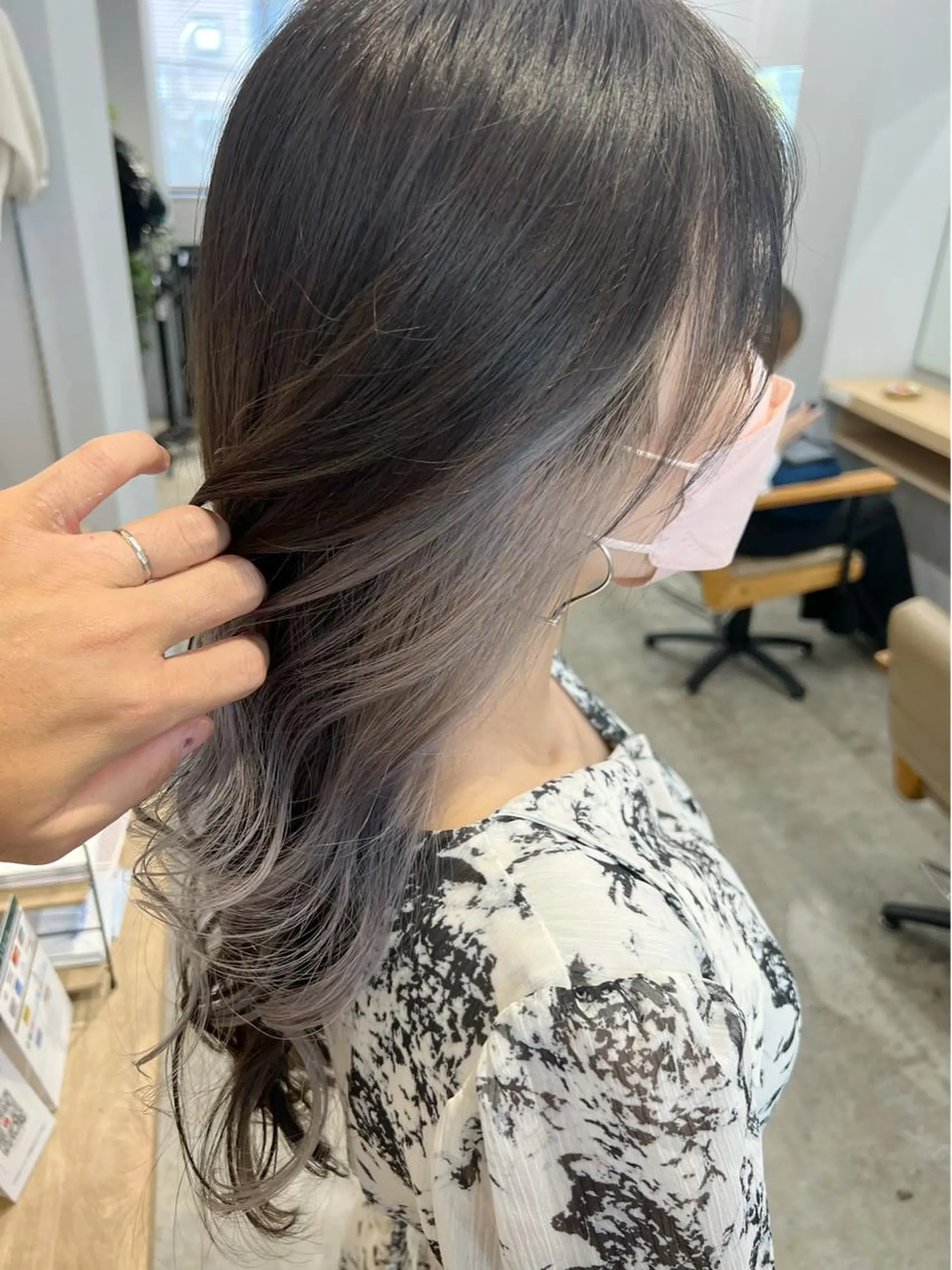 セミロング カラー インナーカラー シルバー 代表　YUKI ☆のヘアスタイル