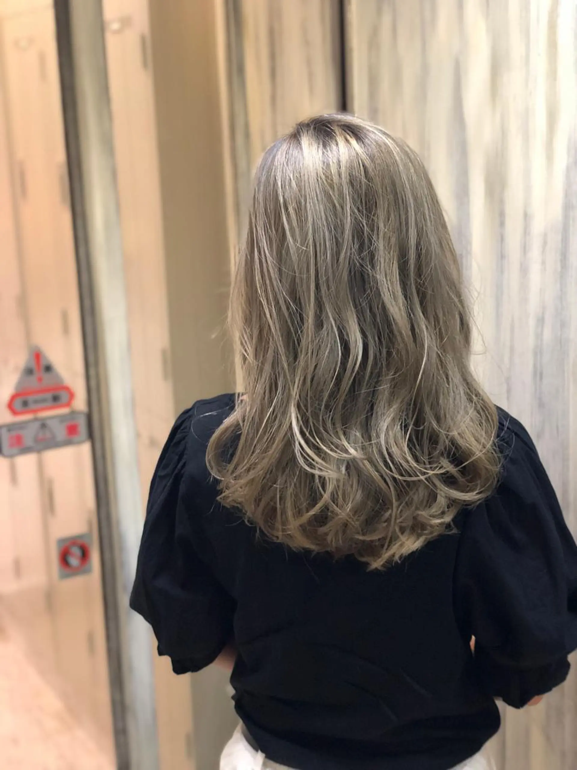 ロング カラー グレージュ ヘアカラー トリートメント ブリーチ特化 梅田本多翔のヘアスタイル