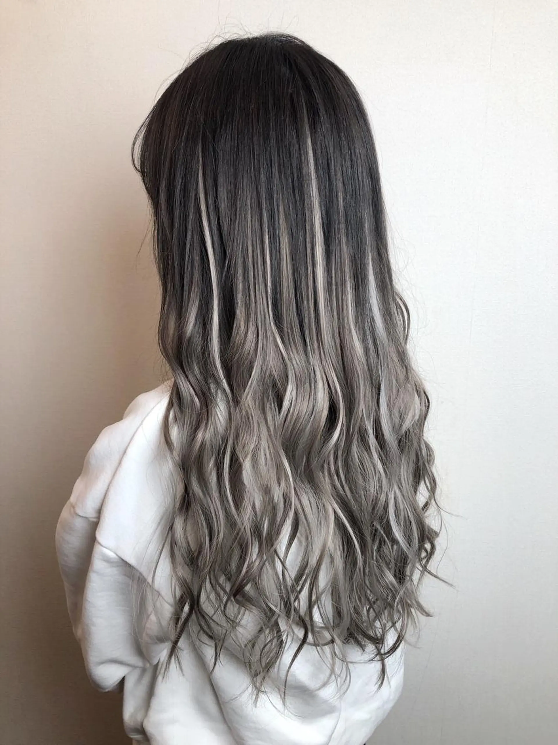 ロング カラー シールエクステ グラデーションカラー ハイライトカラー エクステ ハイライト エクステ 是枝 さくらのヘアスタイル