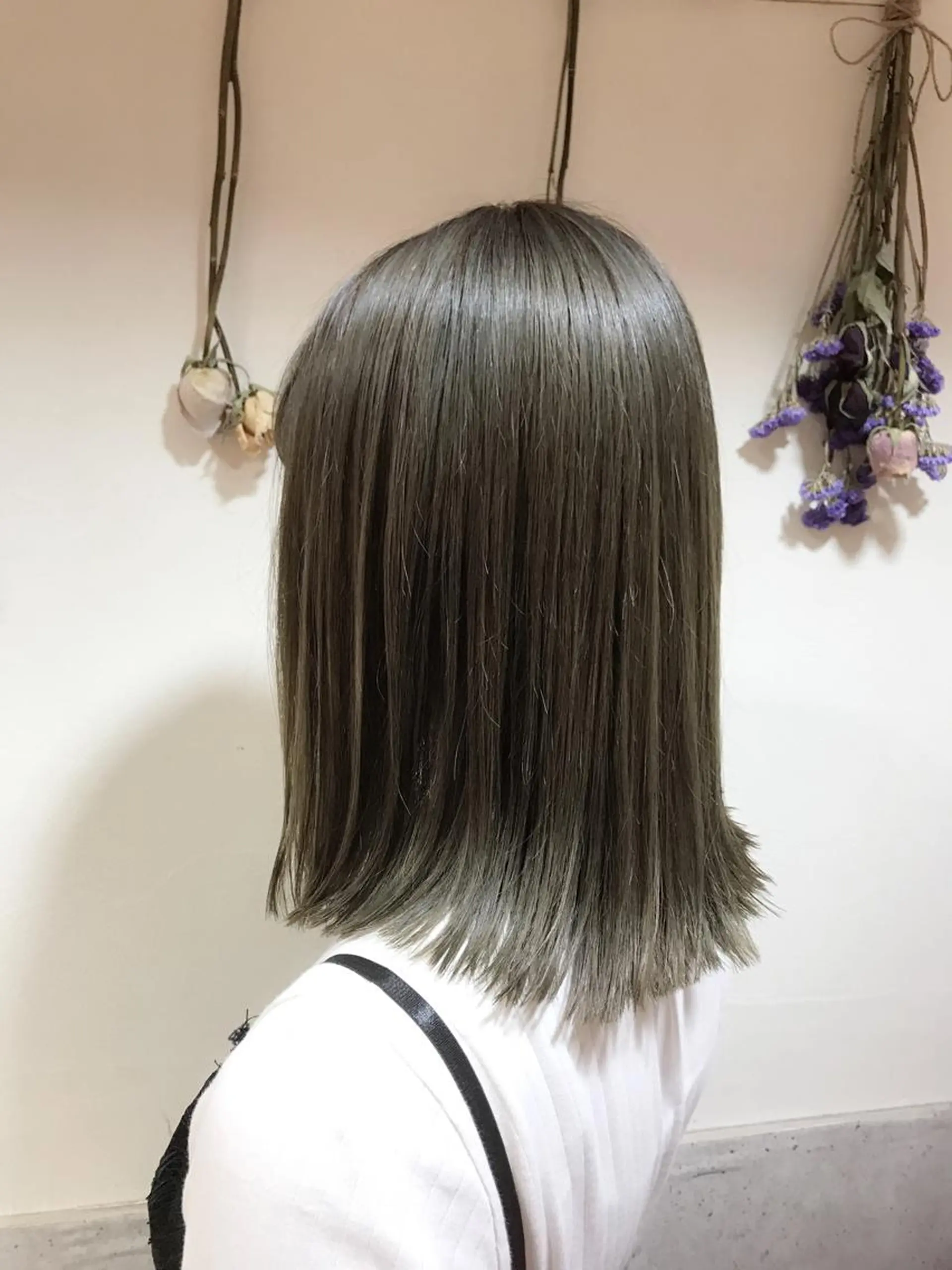 ミディアム カラー アッシュ アッシュグレー ブリーチ 🪐脱白髪染め 🪐松尾菜々美のヘアスタイル