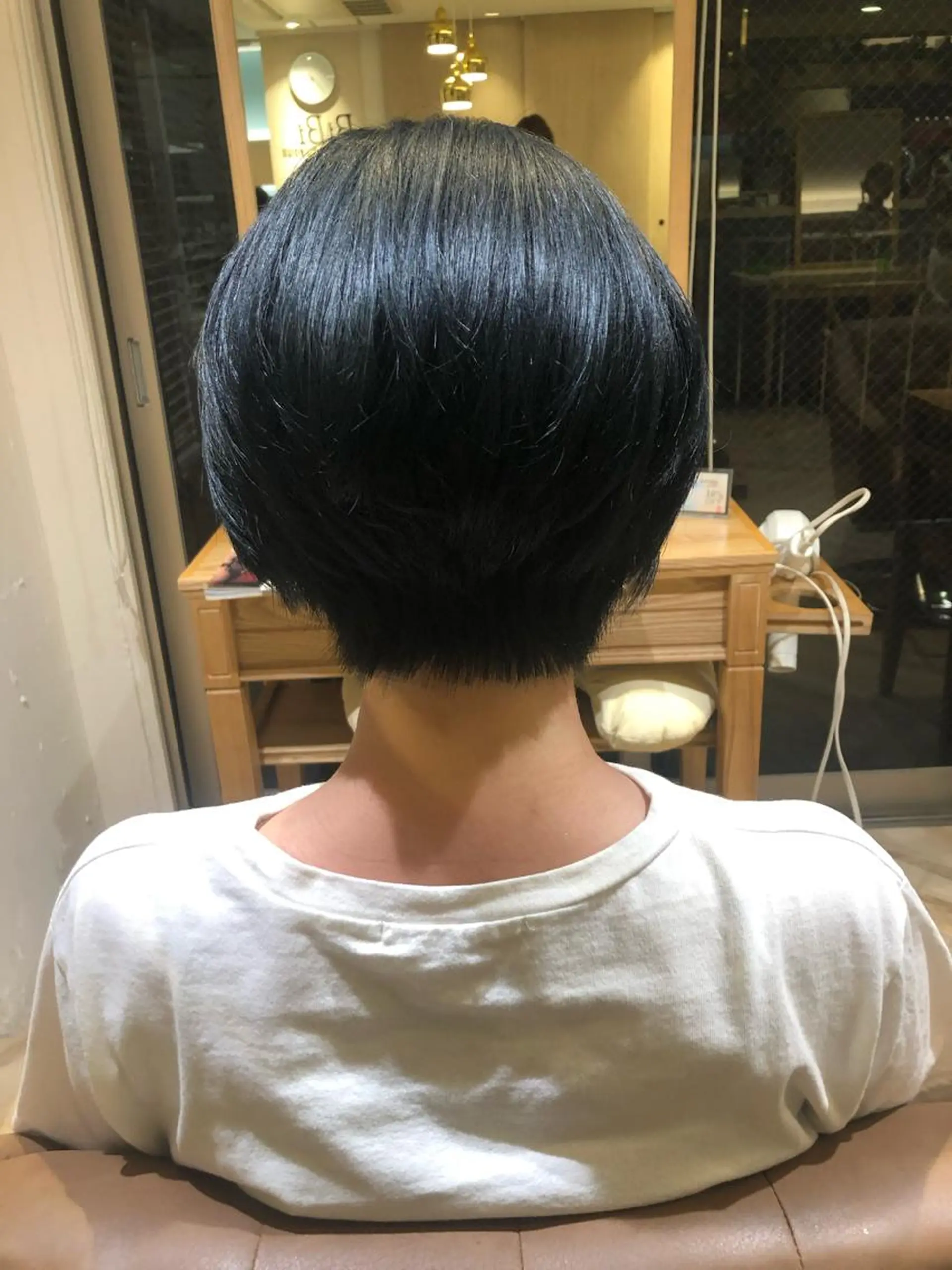 ショート カラー ブリーチ ネイビーカラー 佐川 友里のヘアスタイル