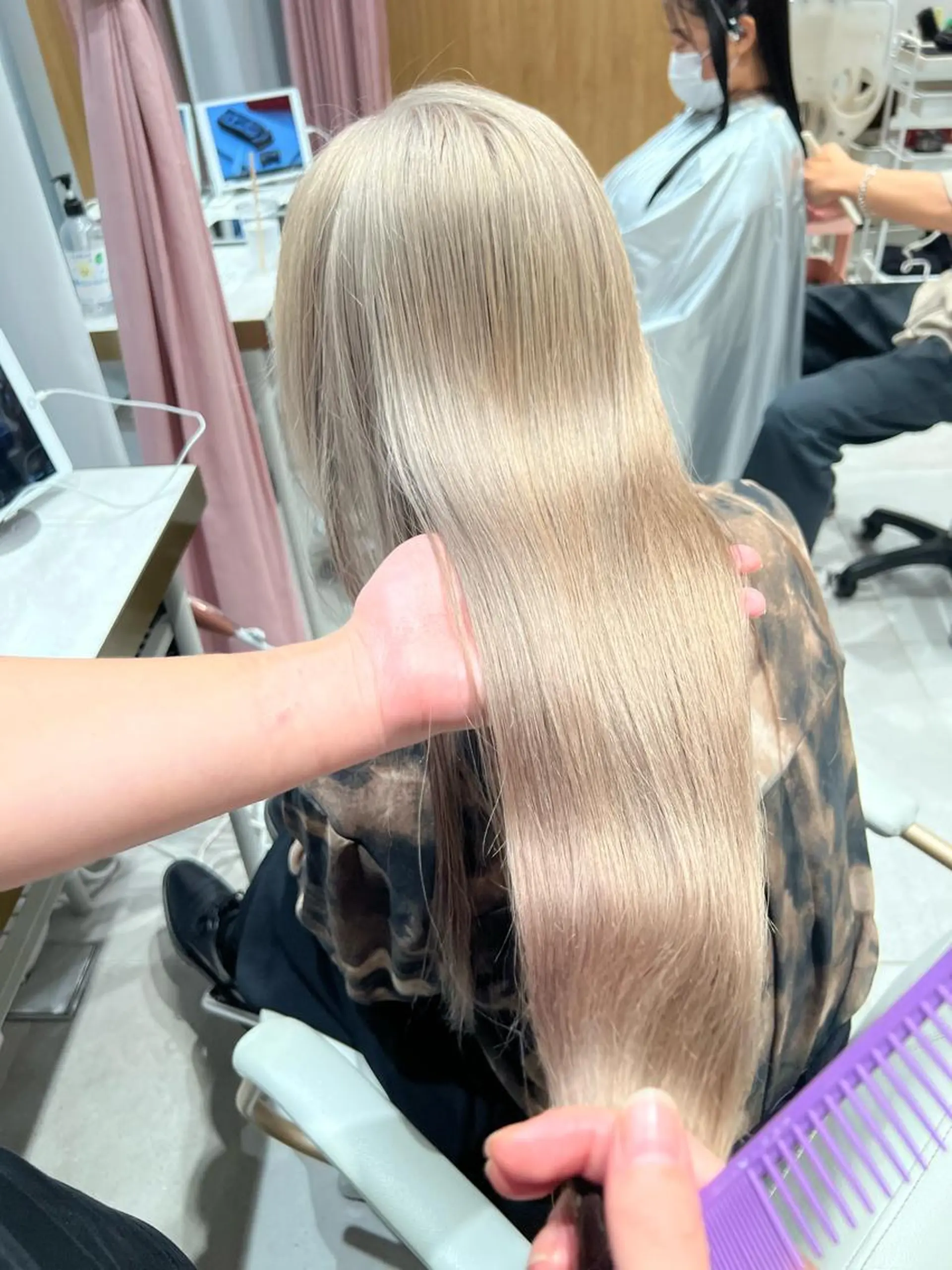 ロング カラー 切りっぱなしボブ ブリーチ グレージュ イルミナカラー インナーカラー ヘアカラー トリートメント ヘアセット レイヤー専門家 ダブルカラー修のヘアスタイル